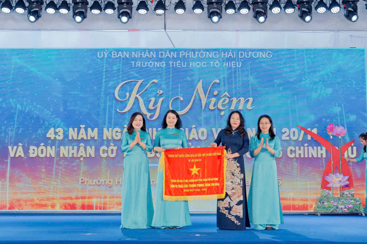 Nhà trường vinh dự đón nhận Cờ thi đua của Thủ tướng chính phủ