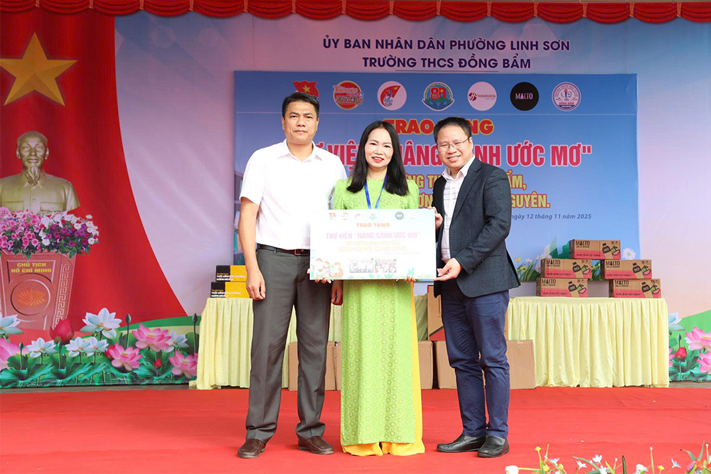 Nhà báo Bùi Việt Cường đại diện dự án trao bảng tượng trưng tặng thư viện cho trường THCS Đồng Bẩm.