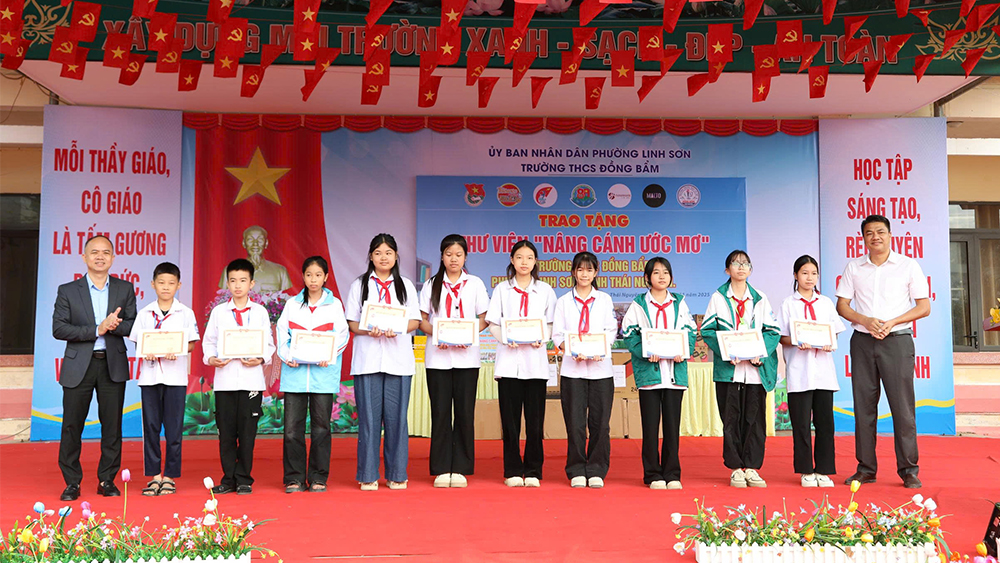 Bác Đoàn Việt và nhà báo Lê Văn Phương trao tặng 10 suất học bổng Vừ A Dính cho các học sinh có hoàn cảnh khó khăn.