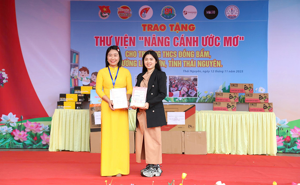 Nhà giáo Nguyễn Thị Thu Giang nhận quà tặng vở thiết kế riêng từ đại diện Hệ thống tiếng Trung THANH MAIHSK.