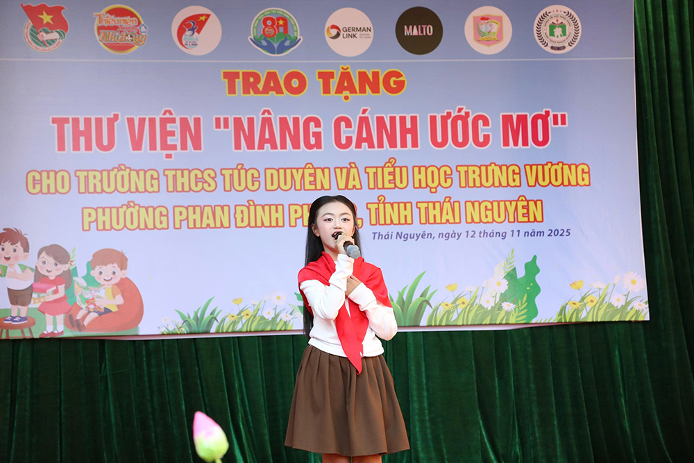 Những tiết mục văn nghệ đặc sắc đến từ MC, ca sĩ nhí Minh Châu và các bạn học sinh trường Tiểu học Trưng Vương, trường THCS Túc Duyên.