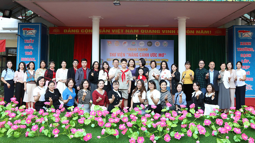 Đoàn thiện nguyện và các nhà tài trợ, đơn vị đồng hành chụp ảnh lưu niệm cùng trường Tiểu học Trưng Vương và trường THCS Túc Duyên.