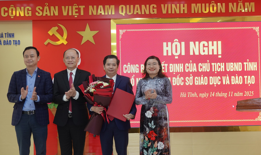 Đại diện lãnh đạo tỉnh Hà Tĩnh trao quyết định và tặng hoa chúc mừng tân Giám đốc Sở GD&ĐT.
