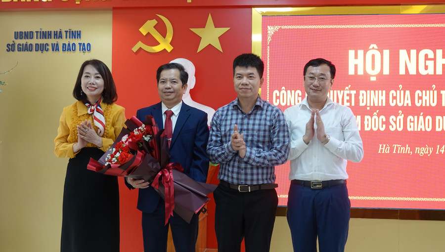 Ban Giáo đốc Sở GD&ĐT Hà Tĩnh tặng hoa chúc mừng