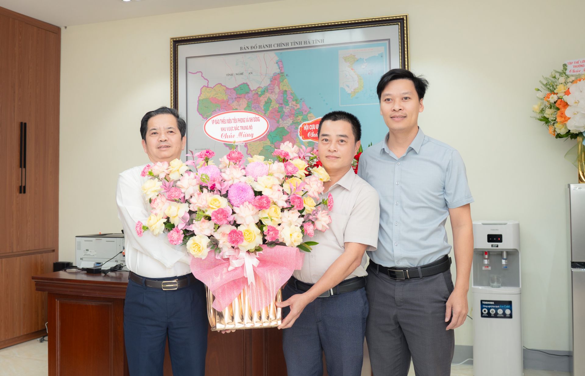 Văn phòng Báo Thiếu niên Tiền phong và Nhi đồng khu vực Bắc Trung Bộ chúc mừng Sở Giáo dục và Đào Tạo Hà Tĩnh nhân kỷ niệm 43 năm ngày Nhà giáo Việt Nam (20/11)