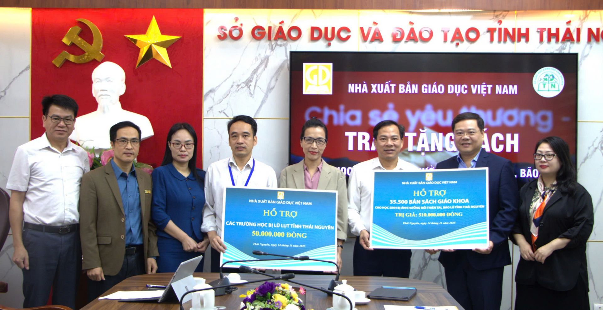 Nguyễn Mạnh Hùng – Thành viên HĐTV NXBGDVN (thứ hai từ phải qua) trao hỗ trợ cho Sở Giáo dục và Đào tạo tỉnh Thái Nguyên.