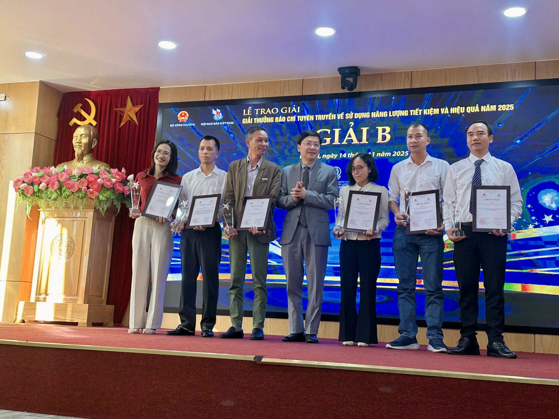 Phóng viên Trần Thành (Thứ 2 từ phải qua) đại diện nhóm tác giả nhận giải B Giải thưởng báo chí tuyên truyền về sử dụng năng lượng tiết kiệm và hiệu quả năm 2025. 