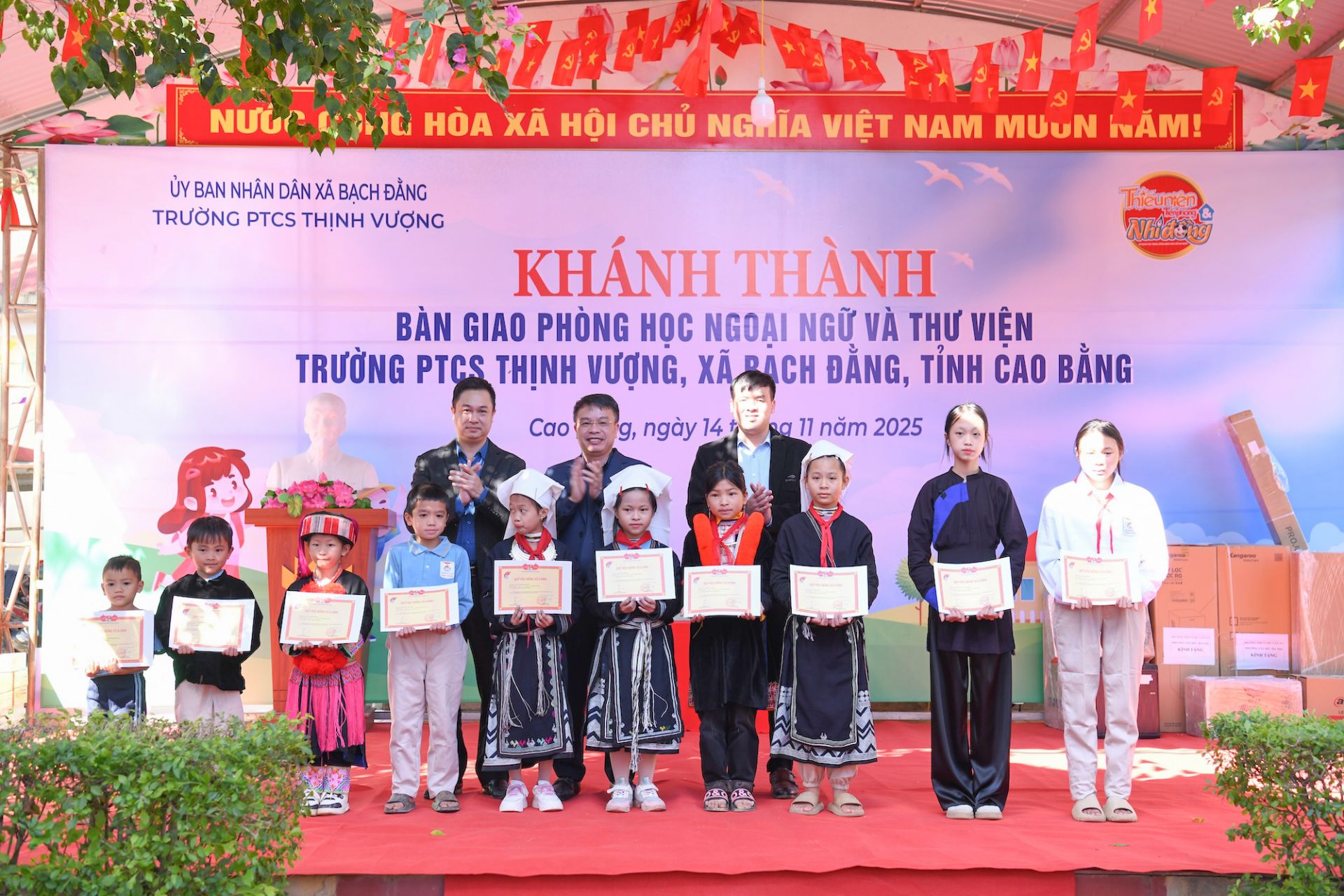 Trao học bổng Vừ A Dính cho các bạn học sinh vượt khó.