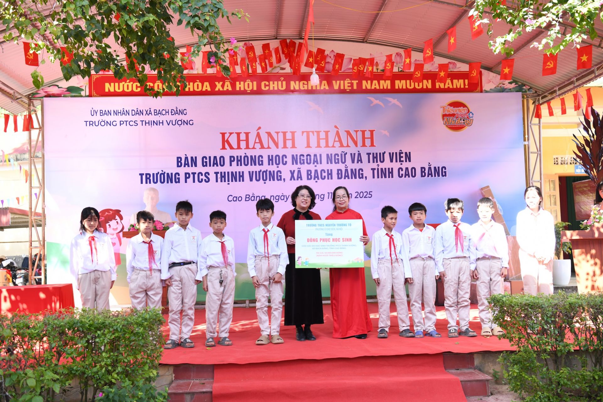 Nhà giáo Hoàng Thanh Thủy - Hiệu trưởng trường THCS Nguyễn Trường Tộ trao tặng đồng phục cho học sinh nhà trường.