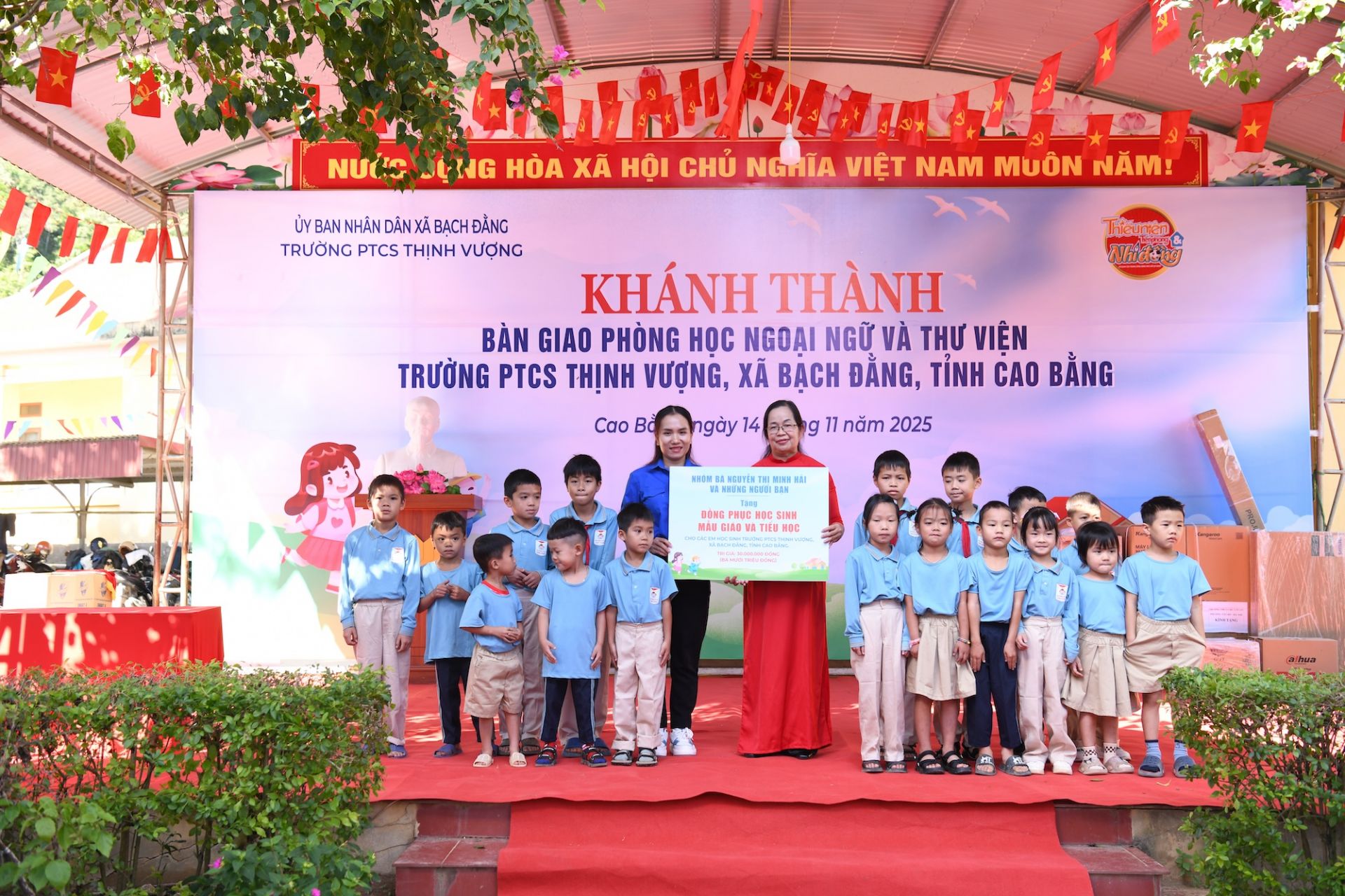 Nhóm Bà Nguyễn Thị Minh Hải và những người bạn trao tặng đồng phục cho học sinh nhà trường.