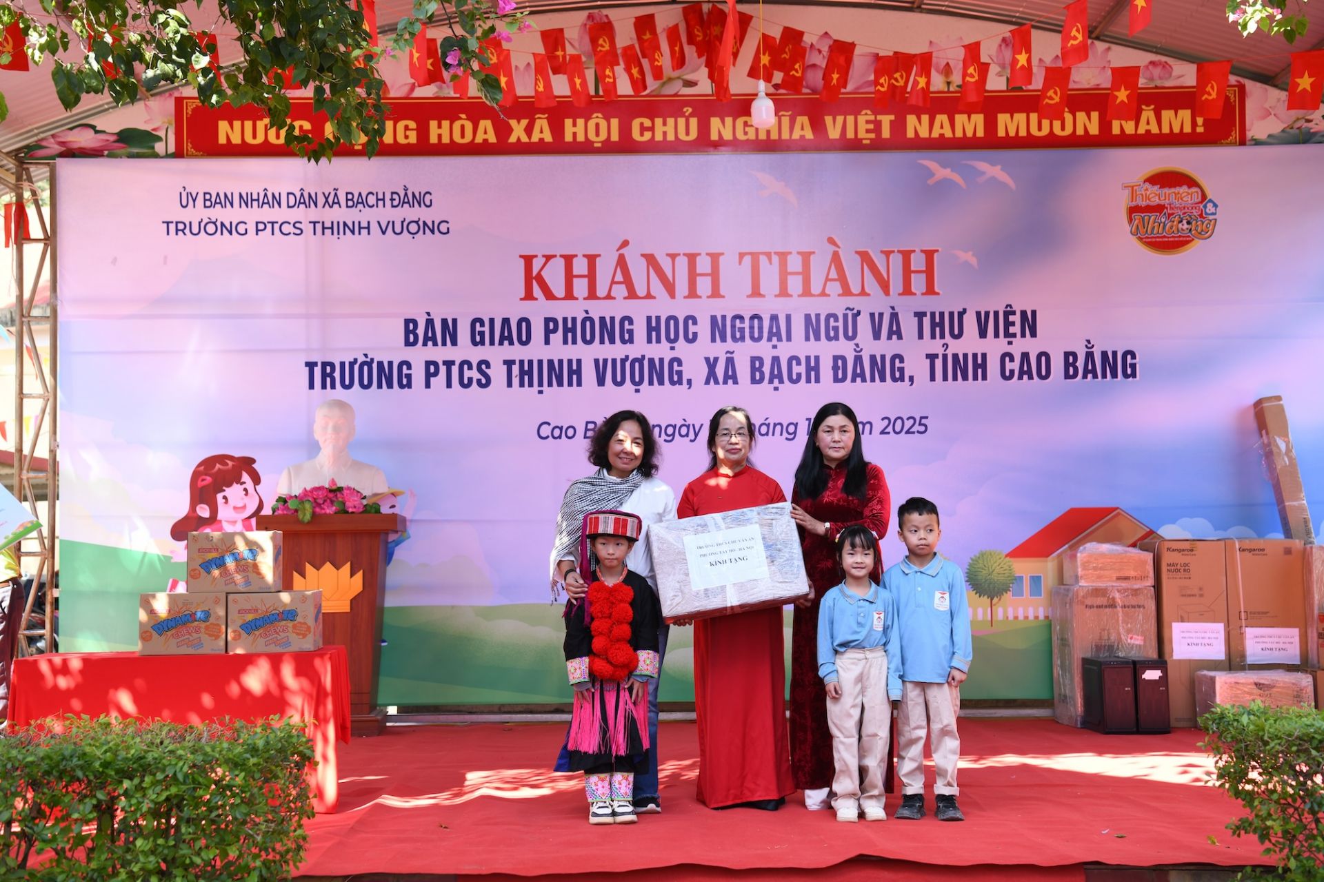 Những món quà ý nghĩa của cô và trò trường THCS Chu Văn An (Tây Hồ, Hà Nội) gửi đến trường PTCS Thịnh Vượng.