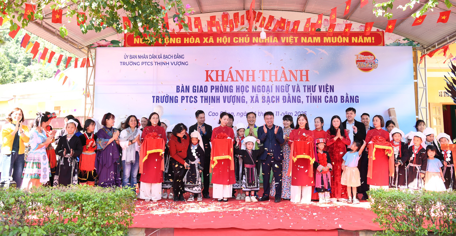 Các đại biểu cắt băng khánh thành công trình.