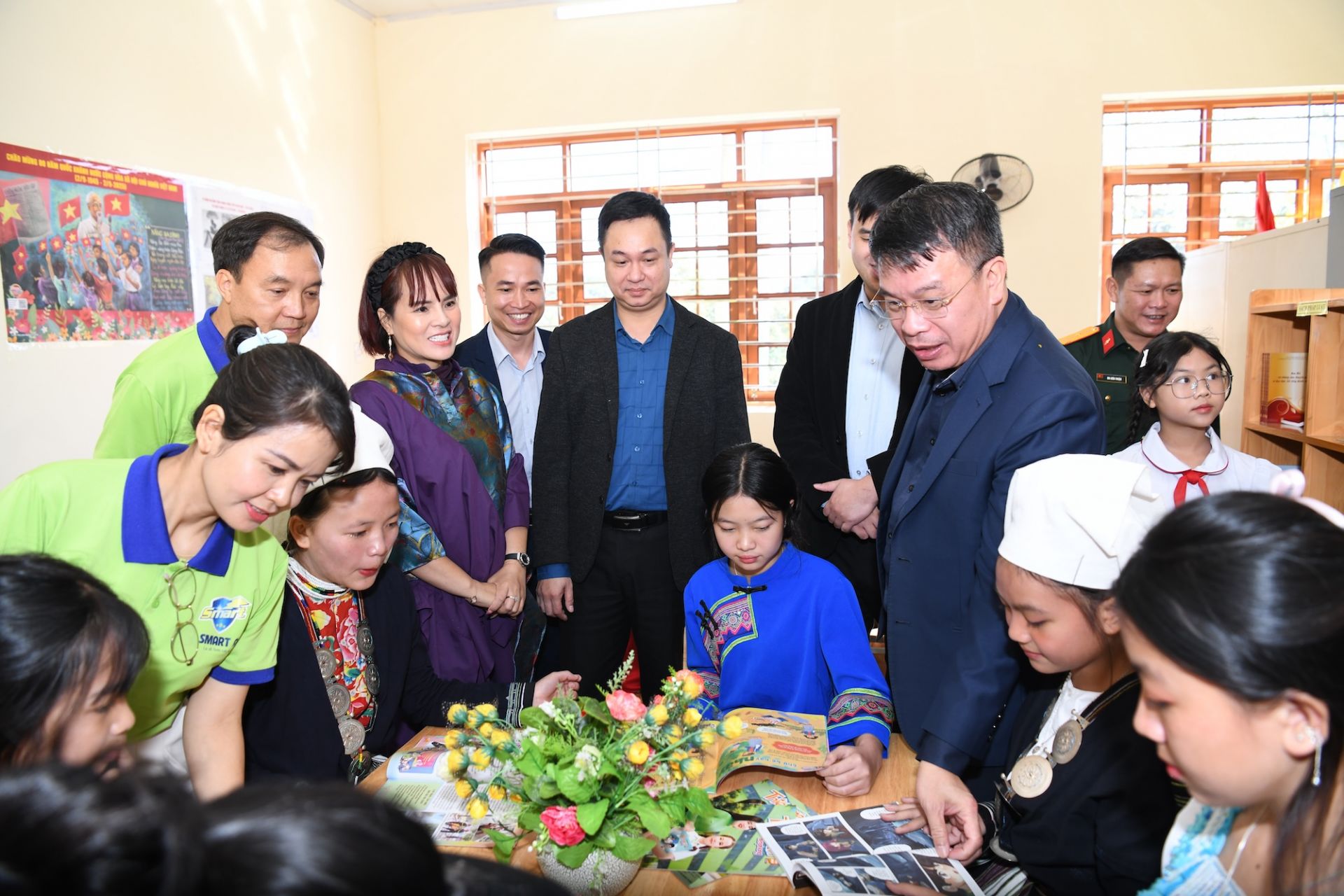 Các đại biểu tham quan công trình mới: