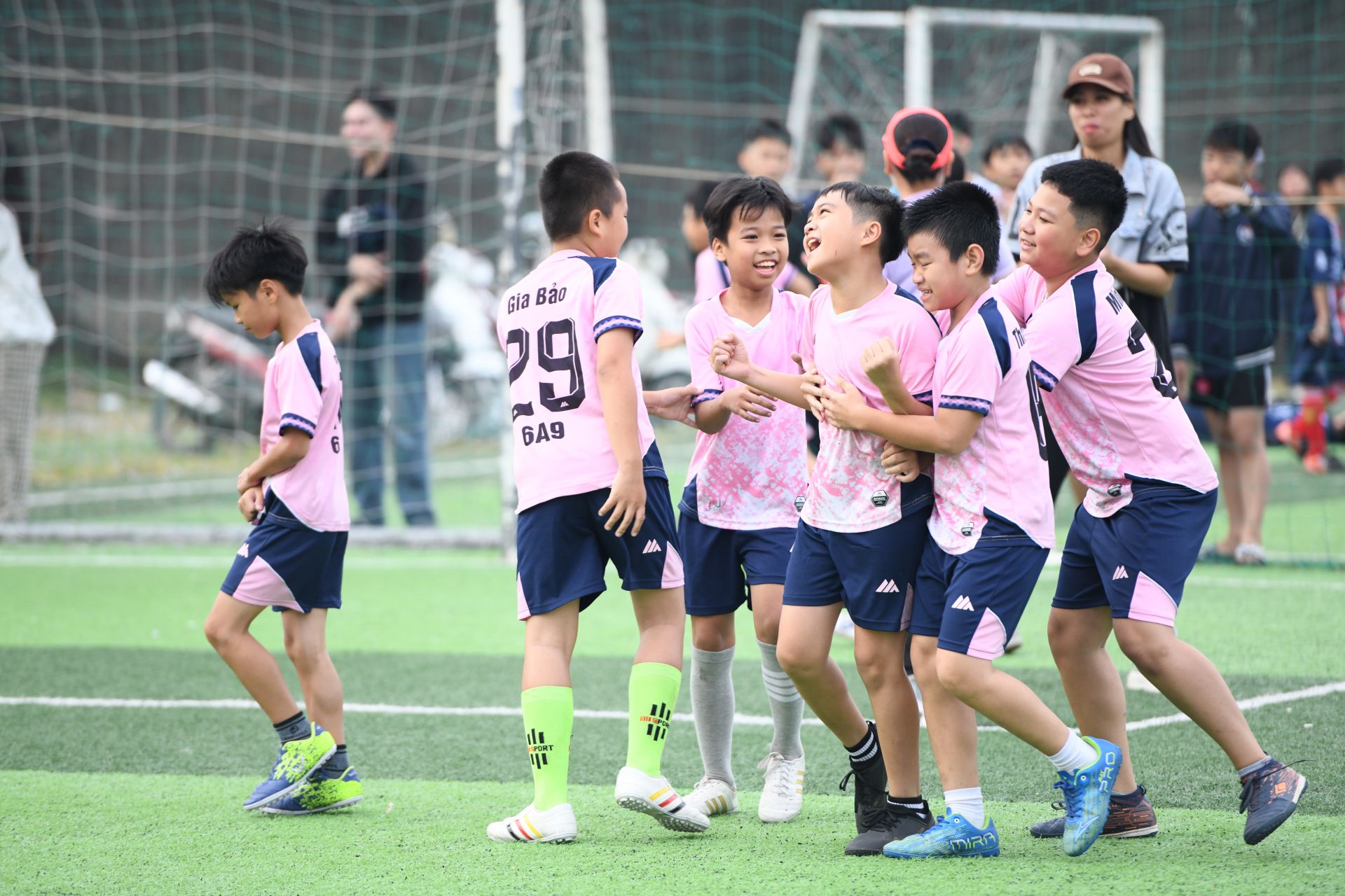 Niềm vui của các cầu thủ 6A9 khi ghi được bàn thắng quyết định, giúp cả đội nâng cao cúp vô địch.