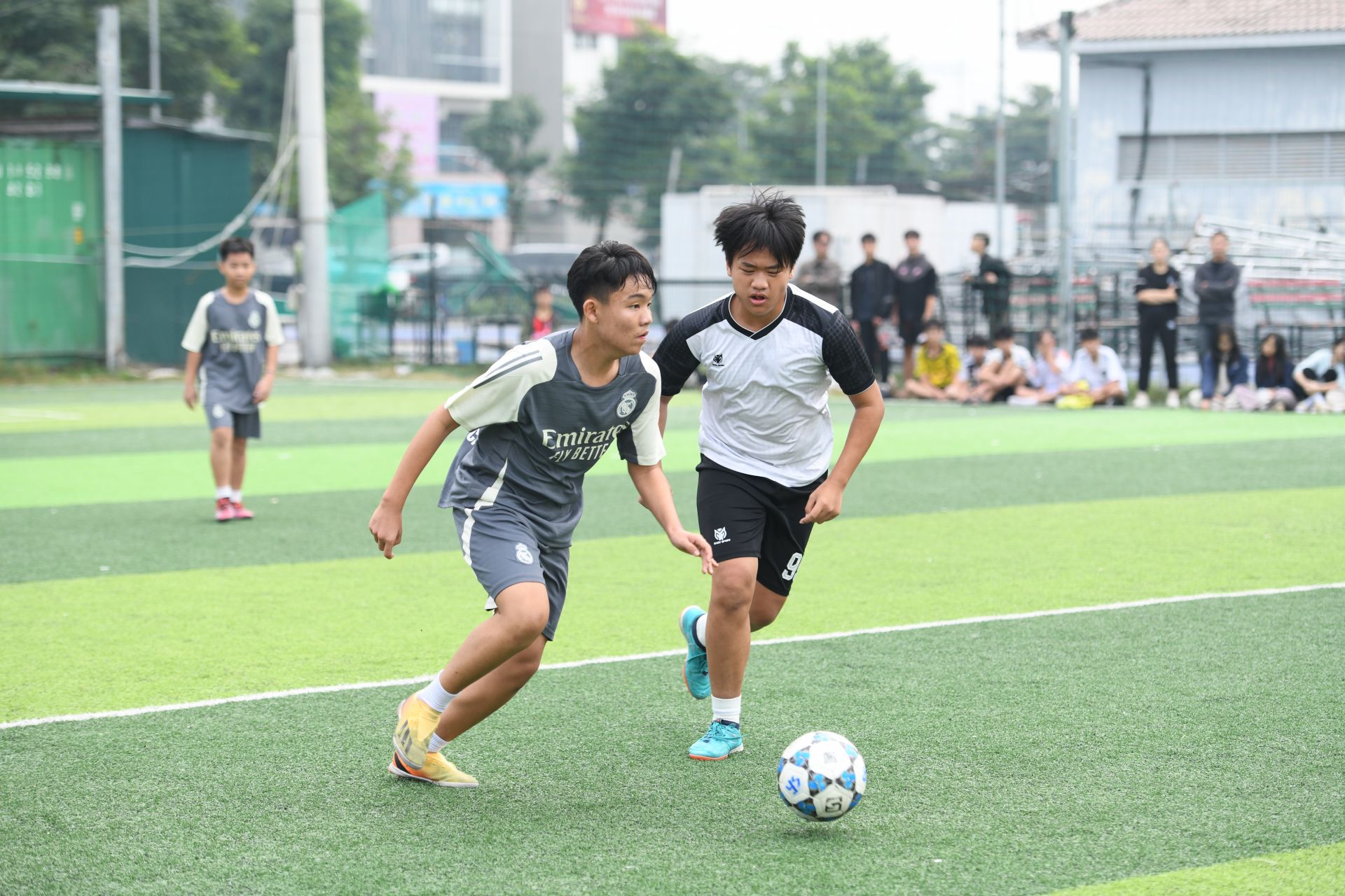 Các trận đấu diễn ra hấp dẫn, quyết liệt, các đội bóng “ăn miếng, trả miếng” tạo nên những tình huống hay và nhiều bàn thắng đẹp mắt.