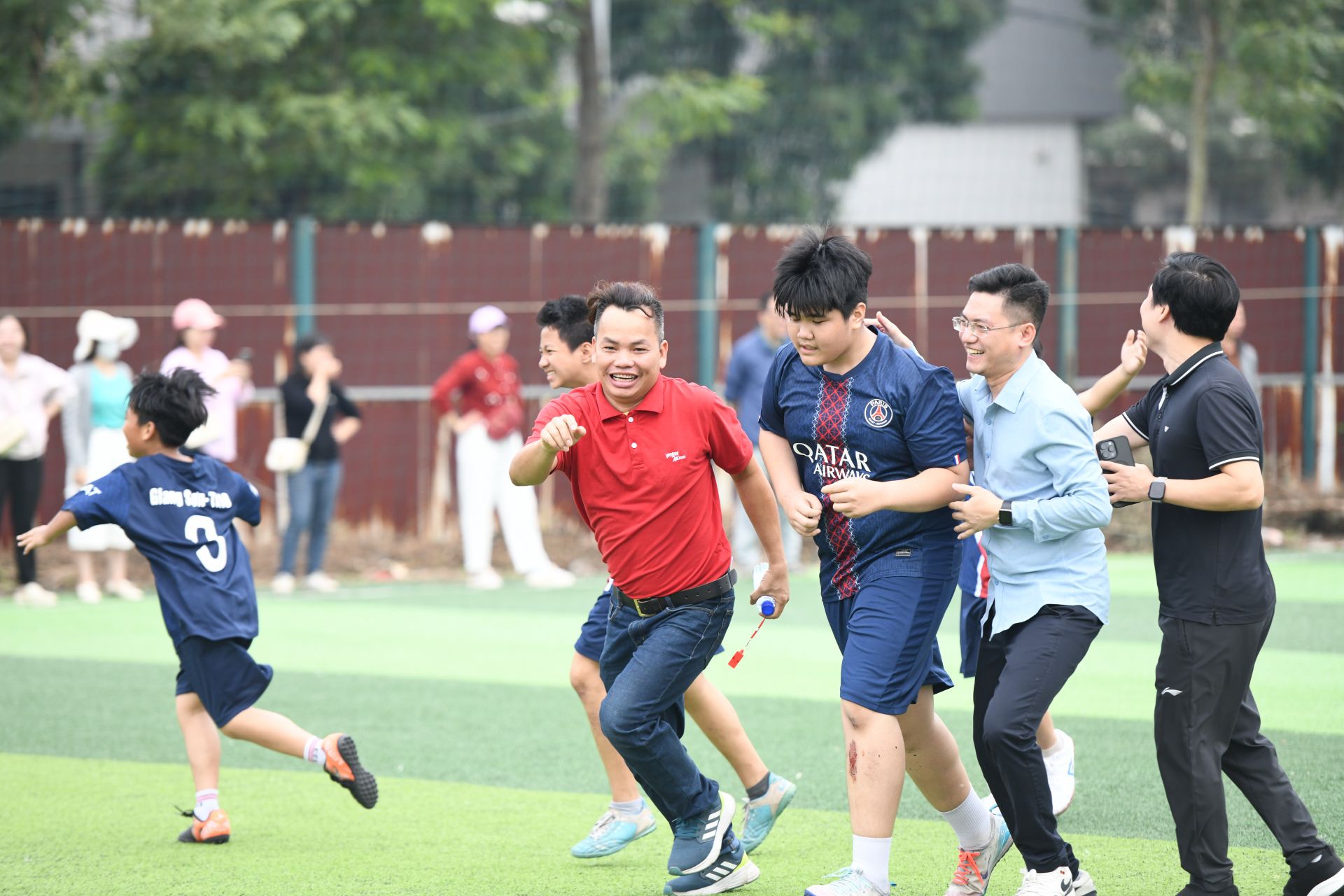 Trong suốt quá trình giải diễn ra, các phụ huynh luôn đồng hành cùng con trong các trận đấu.