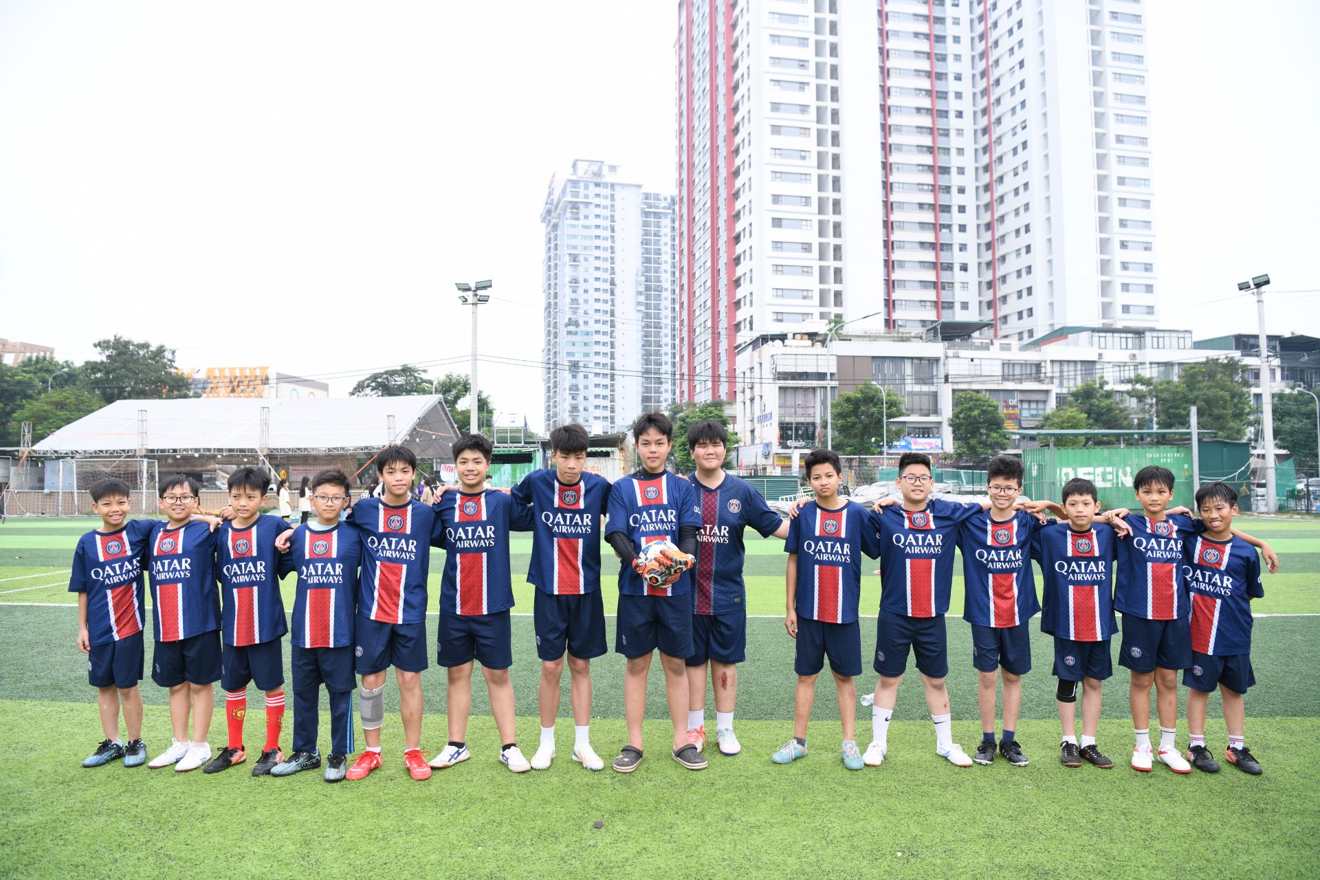 Chung cuộc các đội bóng: 6A9, 7A10, 8A2 và 9A1 đã giành ngôi vô địch. Bạn Trịnh Thanh Bình, học sinh lớp 8A2 hào hứng chia sẻ: “Tham gia giải đấu, tớ rất vui vì được thi đấu cọ xát với các bạn cùng khối. Lớp tớ cũng trở nên gắn bó, đoàn kết hơn. Tớ càng vui hơn khi ghi được 4 bàn thắng giành danh hiệu Vua phá lưới và giúp đội nhà vô địch khối 8”.