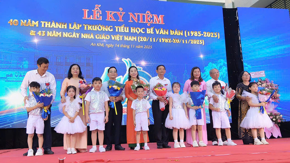 Học sinh tặng hoa tri ân các thầy cô nguyên là giáo viên của trường.