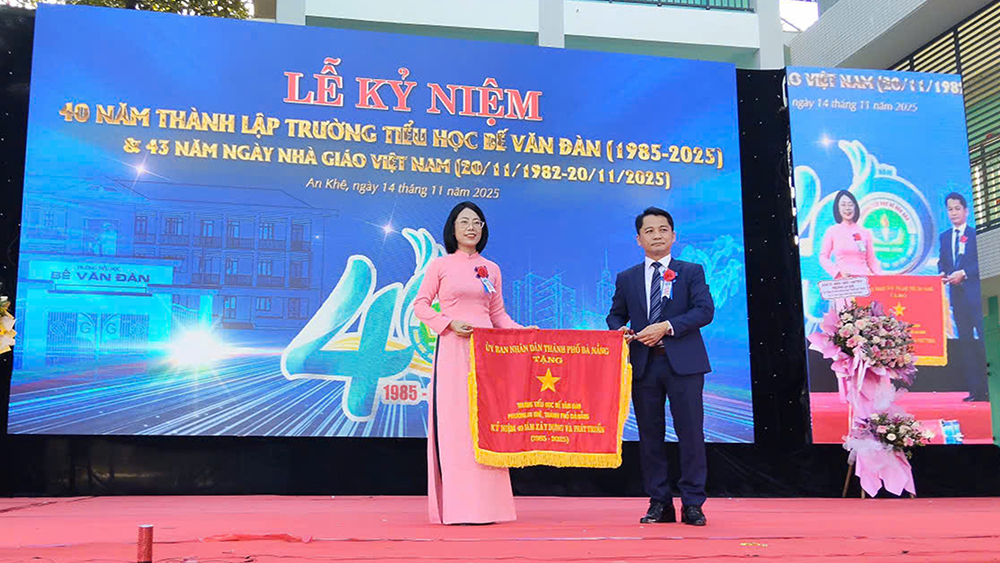  Đại diện lãnh đạo thành phố trao cờ ghi nhận 40 năm xây dựng và phát triển (1985 – 2025) cho Trường Tiểu học Bế Văn Đàn.