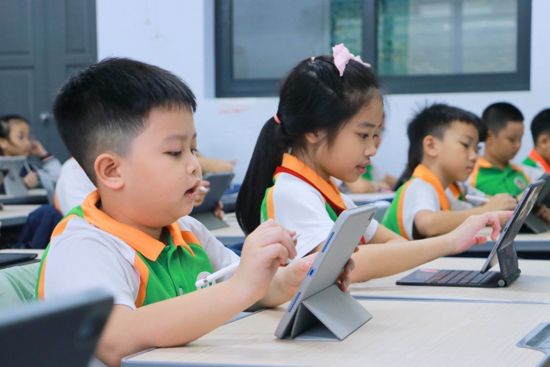 Một tiết học ứng dụng công nghệ AI của các các bạn học sinh lớp 5, trường Tiểu học Ninh Hòa (Ninh Bình).