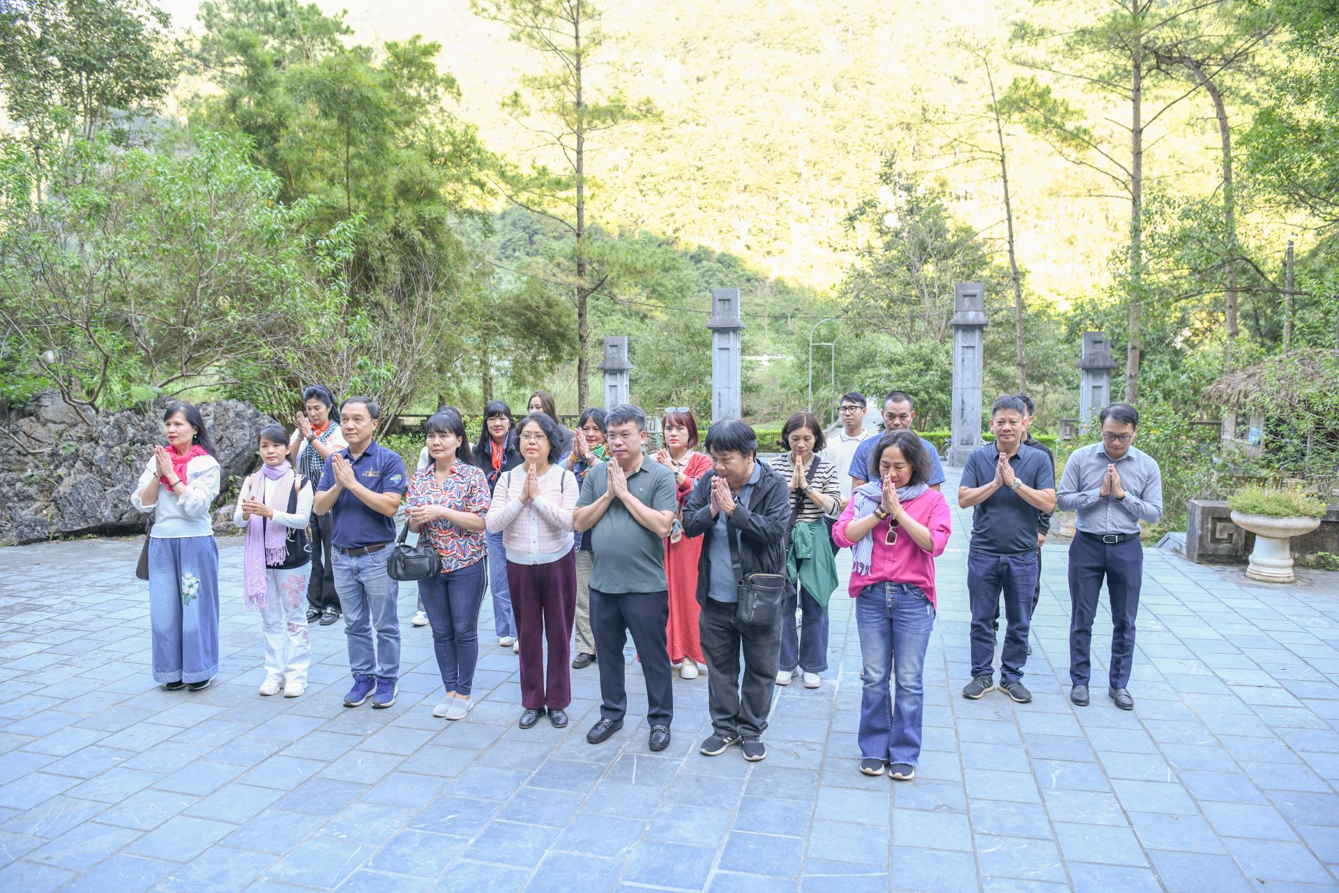 Đoàn công tác viếng mộ anh hùng nhỏ tuổi Kim Đồng (anh Nông Văn Dền).