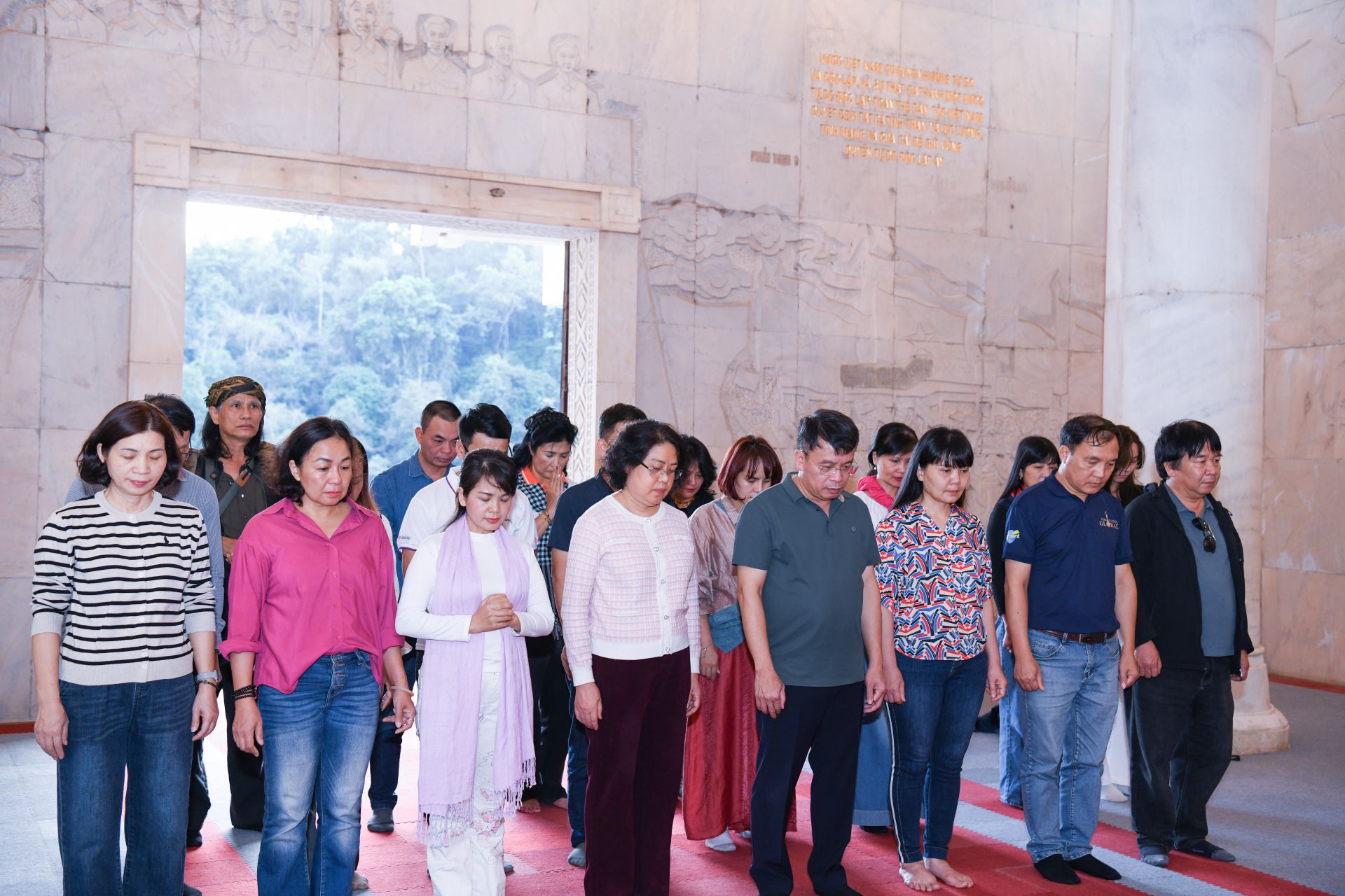 Đoàn công tác của Báo TNTP&NĐ dâng hương tại Đền thờ Chủ tịch Hồ Chí Minh.