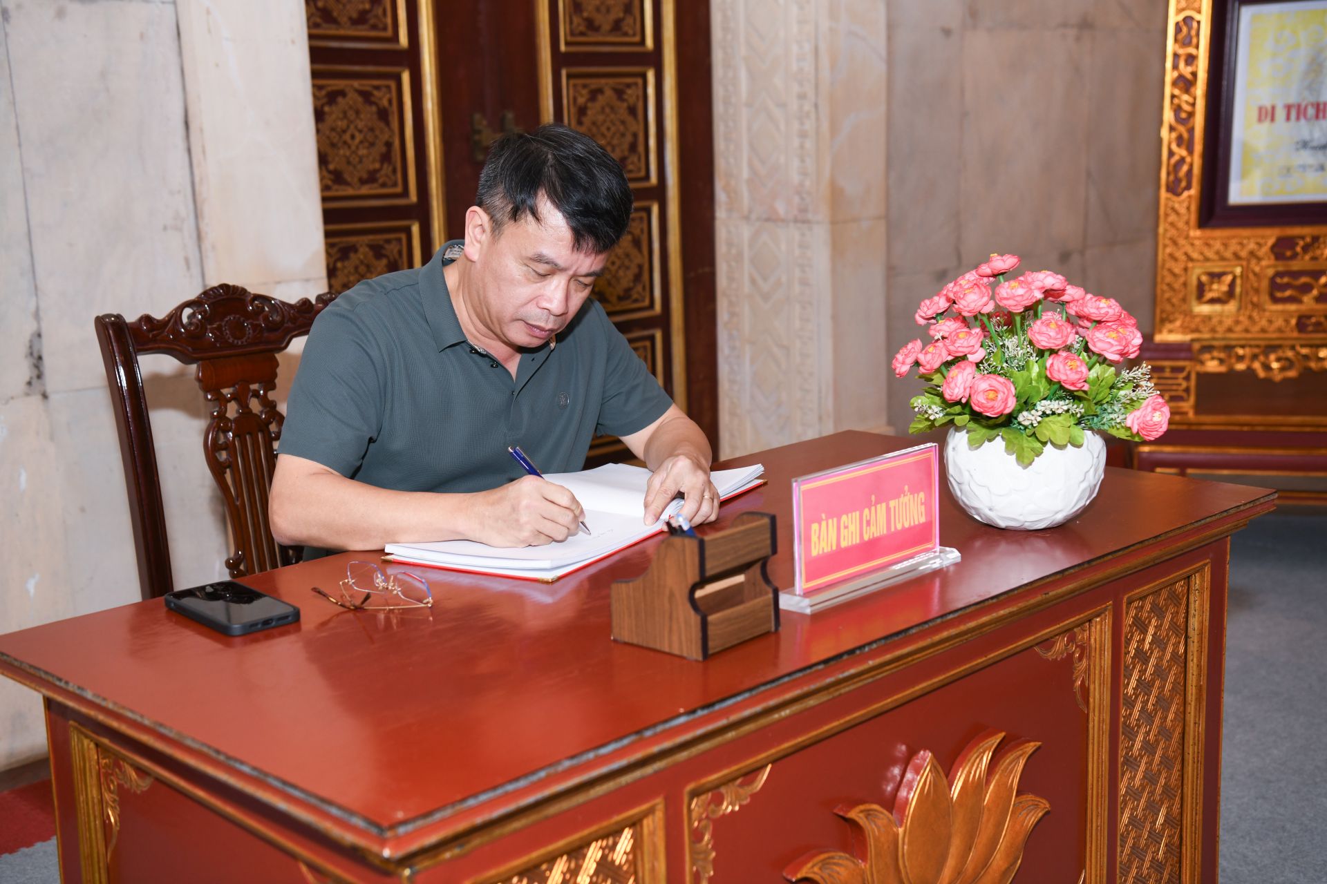 Nhà văn, nhà báo Nguyễn Phan Khuê, đại diện Báo TNTP&NĐ viết cảm tưởng lại Đền thờ Chủ tịch Hồ Chí Minh.