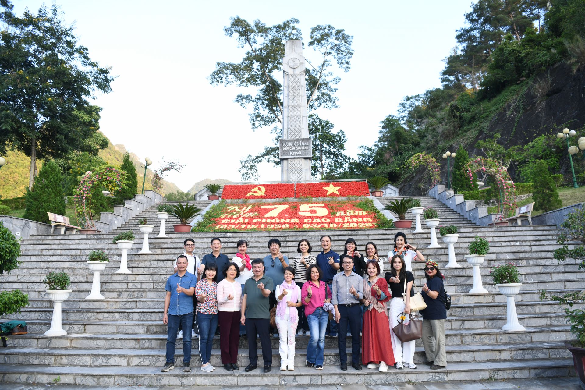 Đồng hành cùng chuyến công tác của Báo TNTP&NĐ có đại diện các đơn vị: trường THCS Nguyễn Trường Tộ, Công ty Ứng dụng KHCN Quốc tế, Hệ thống Giáo dục trực tuyến Edupia, Công ty CP Dinh dưỡng Juno Milk, Công ty TNHH Đào tạo Vietskill, Công ty TNHH Thiết bị giáo dục Đức Thanh, Công ty Cổ phần HDB.