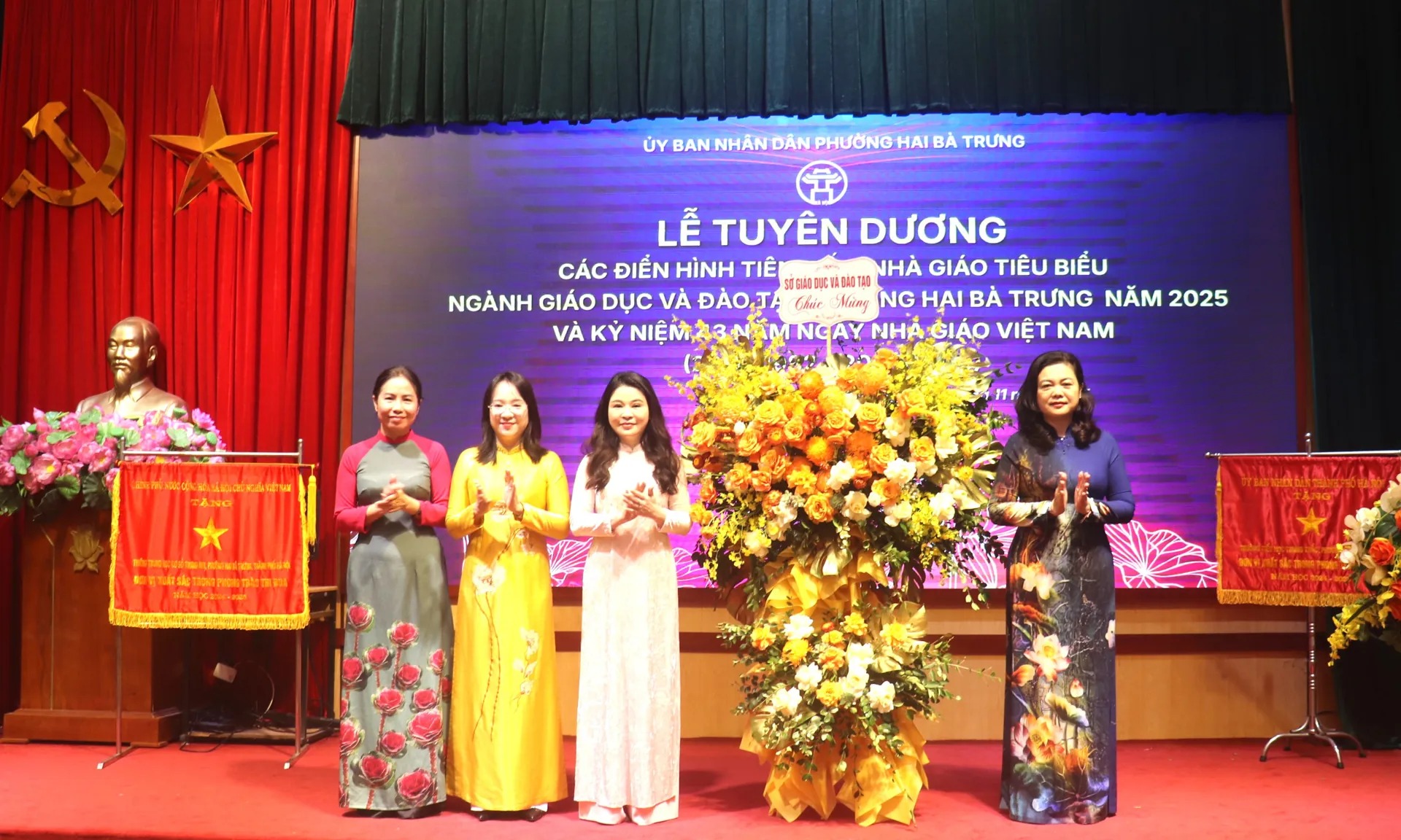 Phó Giám đốc Sở GD&ĐT Hà Nội Trần Lưu Hoa tặng hoa chúc mừng ngành GD&ĐT phường Hai Bà Trưng.