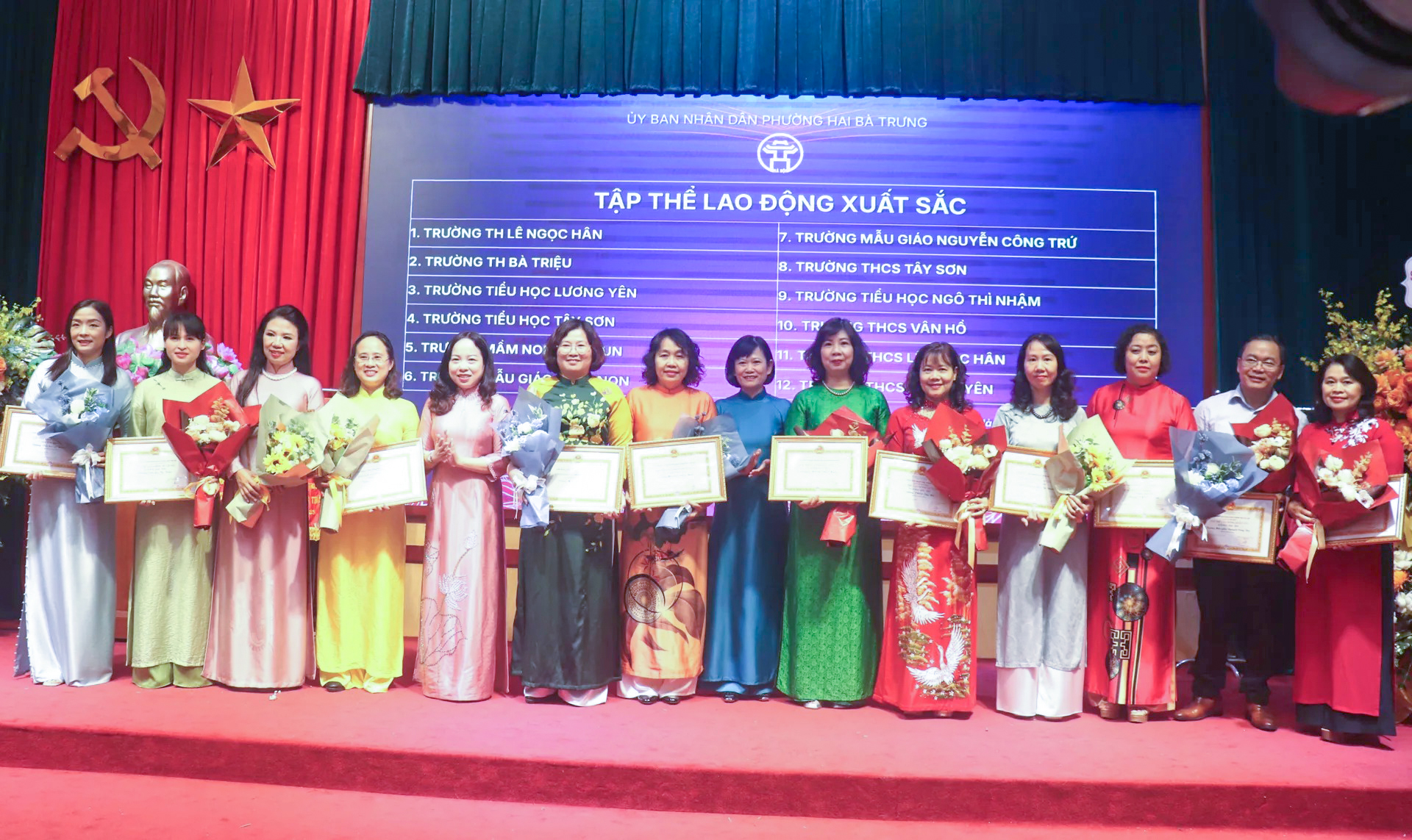 Lãnh đạo phường Hai Bà Trưng trao Bằng khen, danh hiệu thi đua của Chủ tịch UBND TP. Hà Nội tặng các tập thể tiêu biểu ngành GD&ĐT