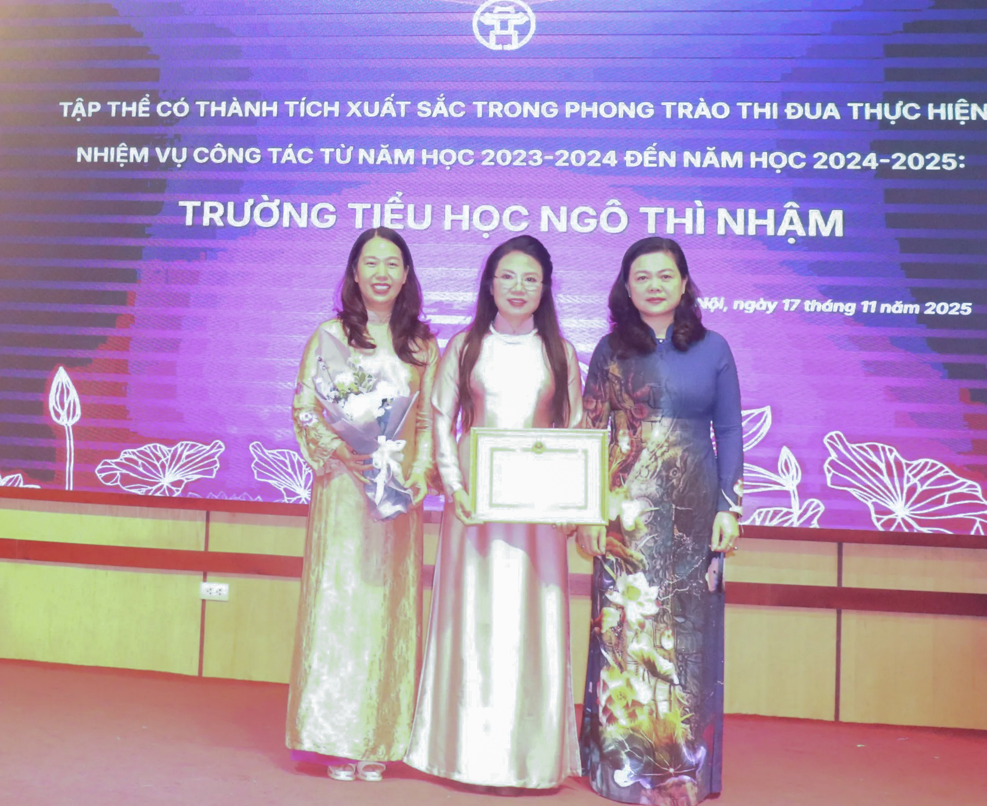 Lãnh đạo Sở GD&ĐT Hà Nội trao Bằng khen của Chủ tịch UBND TP tặng tập thể trường TH Ngô Thì Nhậm.