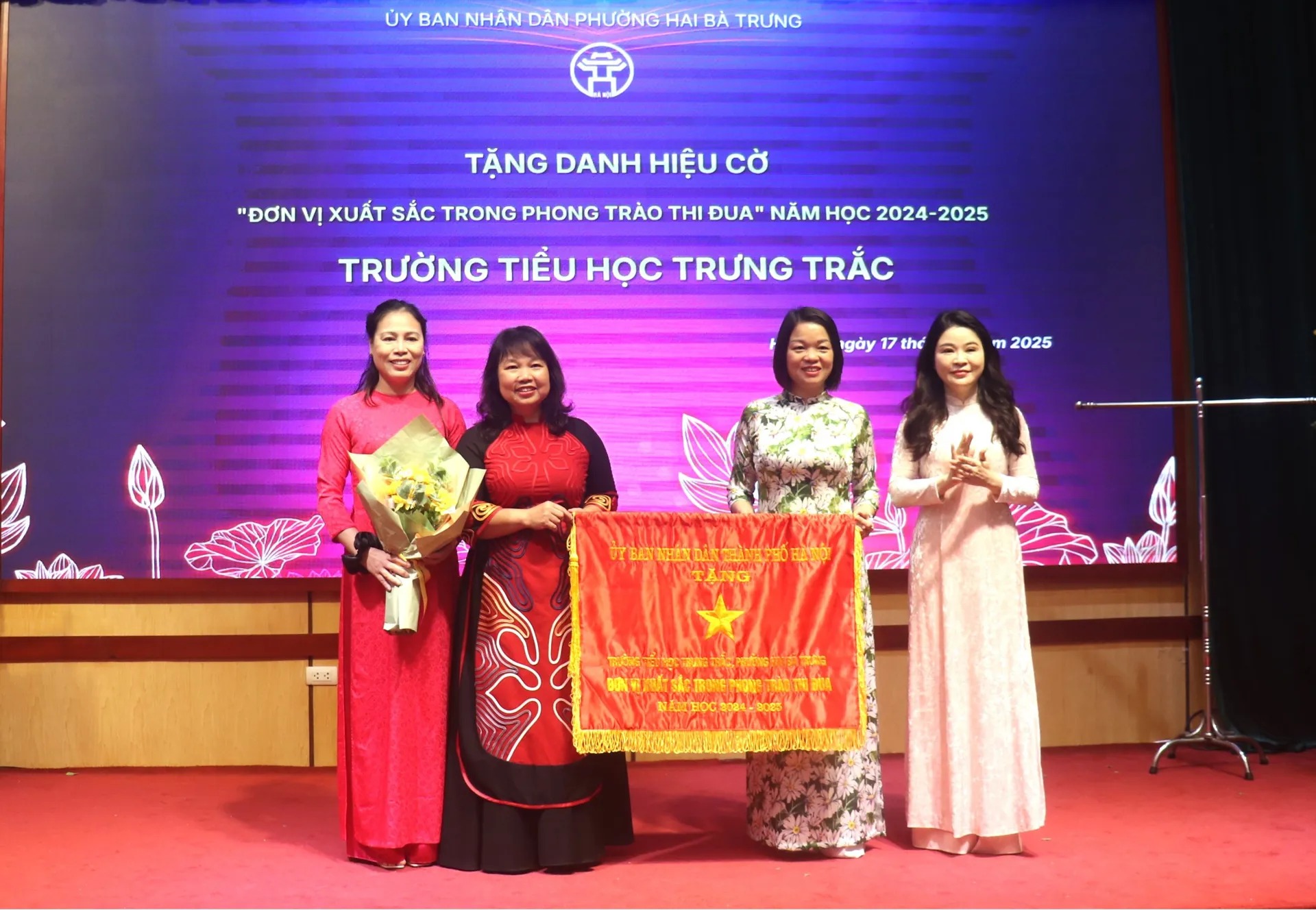 Lãnh đạo Sở GD&ĐT Hà Nội và lãnh đạo phường Hai Bà Trưng trao Cờ thi đua của Chính phủ tặng tập thể trường THCS Trưng Nhị, Cờ “Đơn vị xuất sắc trong phong trào thi đua” của Chủ tịch UBND TP Hà Nội tặng tập thể trường TH Trưng Trắc