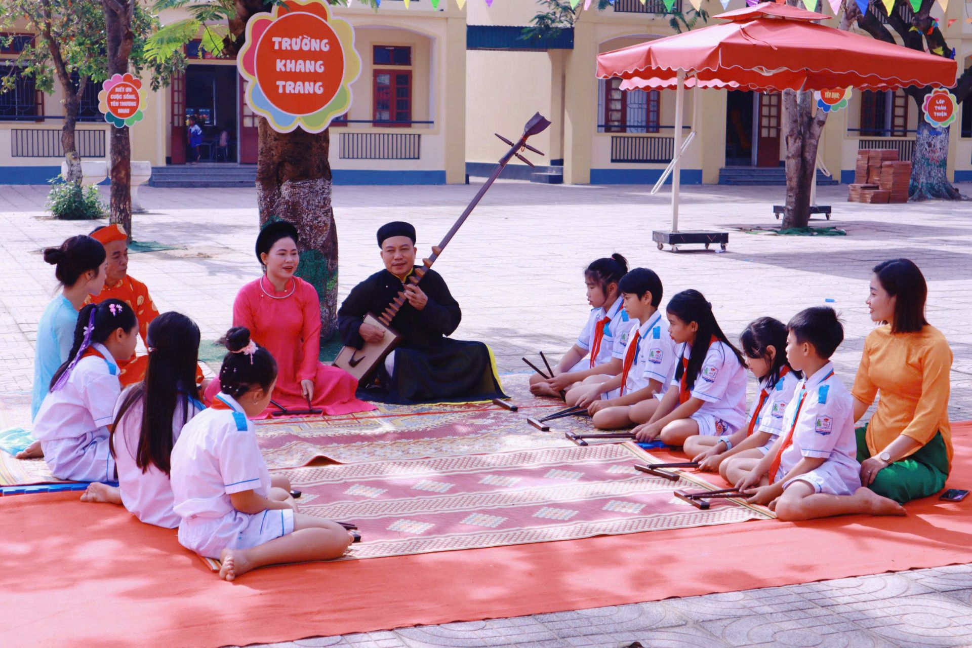 Không gian văn hoá ca trù được tái hiện gần gũi, sinh động ngay tại sân trường