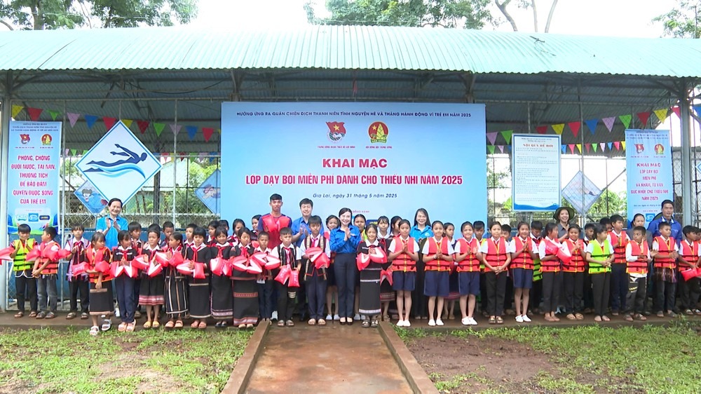 Bí thư T.Ư Đoàn, Chủ tịch Hội đồng Đội T.Ư Nguyễn Phạm Duy Trang dự lễ khai mạc lớp dạy bơi miễn phí tại Gia Lai.