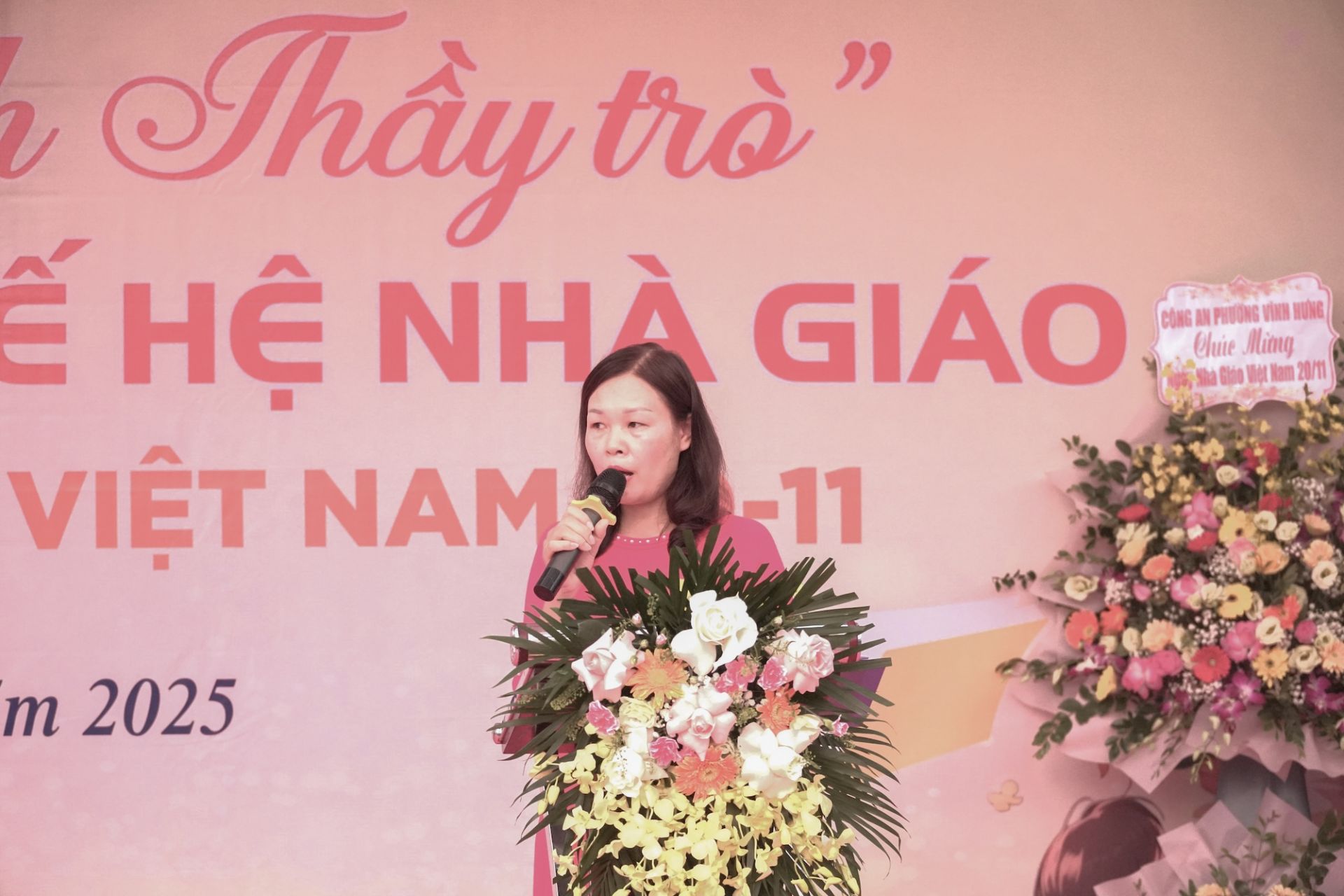 Nhà giáo Lê Thúy Hà - Phó Hiệu trưởng nhà trường, gửi lời tri ấn những cống hiến thầm lặng của các thế hệ nhà giáo trường Tiểu học Lĩnh Nam.