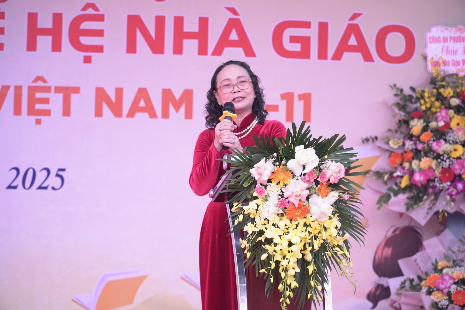 Bác Nguyễn Thị Nguyệt Nga, Nguyên Hiệu trưởng nhà trường, bày tỏ niềm xúc động khi trở lại mái trường nơi bác từng gắn bó. 