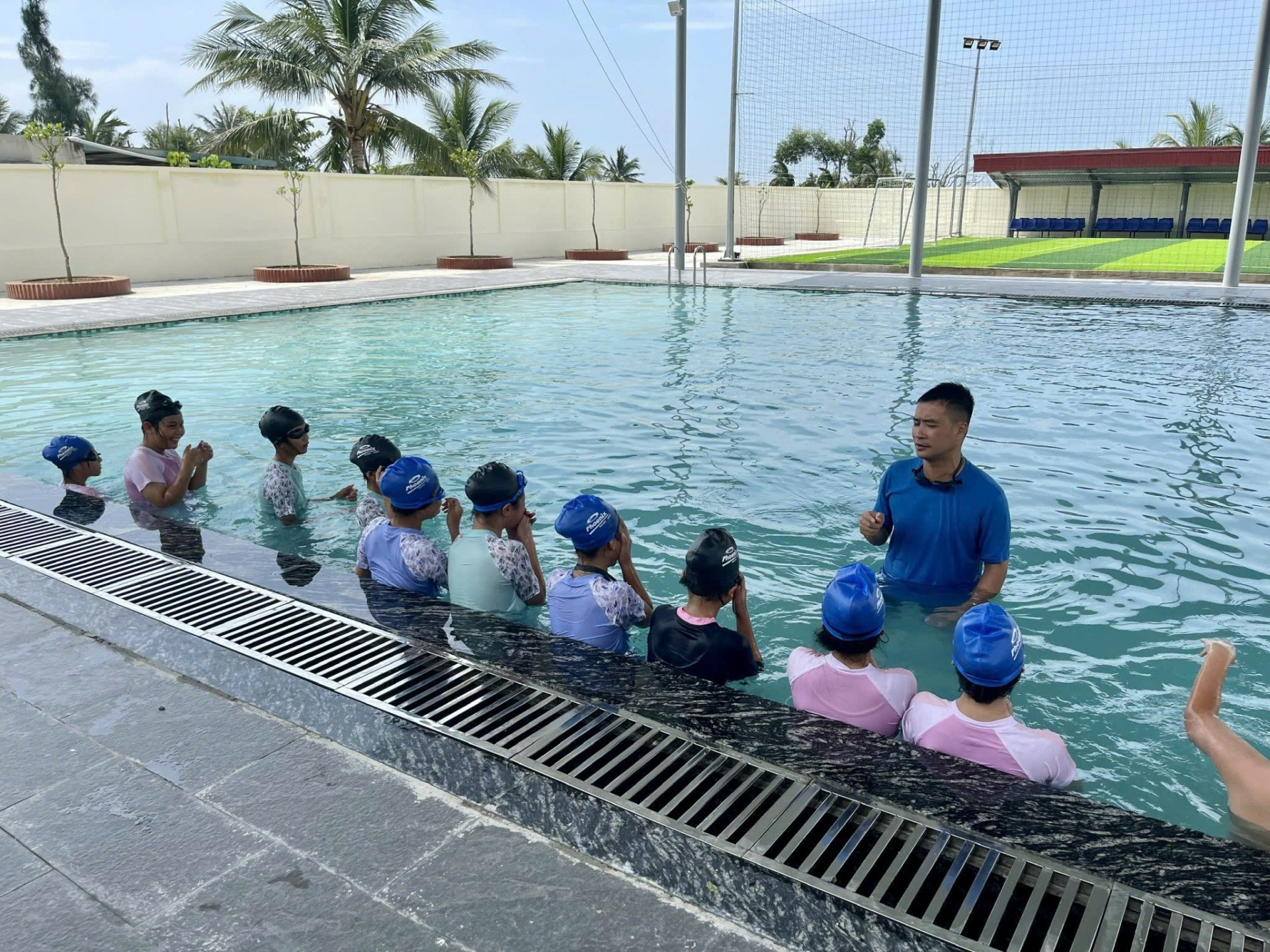 Lớp dạy bơi miễn phí cho trẻ em có hoàn cảnh khó khăn do Đoàn thanh niên Đặc khu Cát Hải tổ chức.