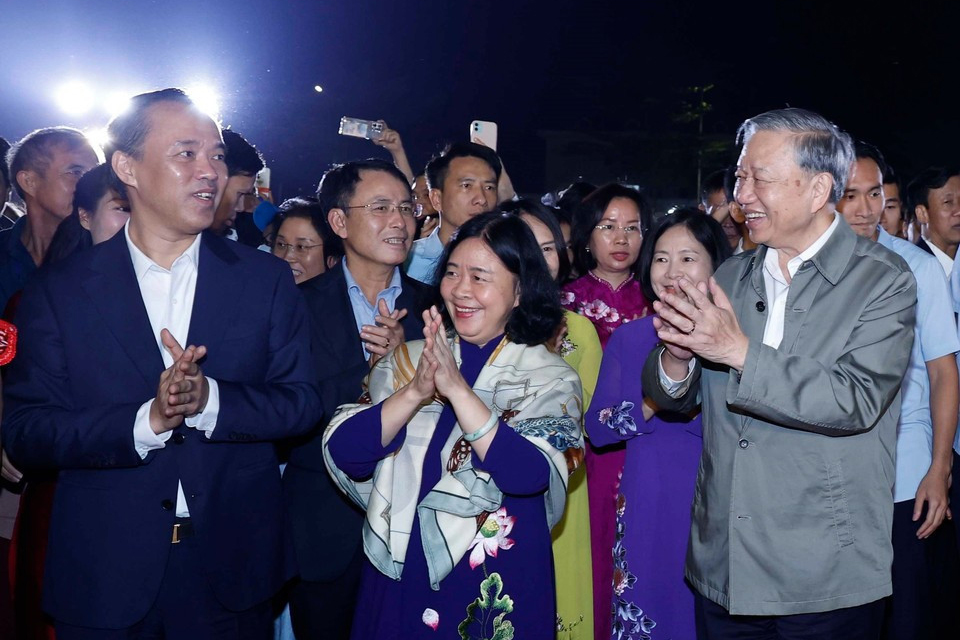 Tổng Bí thư Tô Lâm, Chủ tịch Ủy ban Trung ương MTTQ Việt Nam Bùi Thị Minh Hoài chung vui cùng bà con trong Ngày hội đại đoàn kết dân tộc phường Thượng Cát (TP Hà Nội).