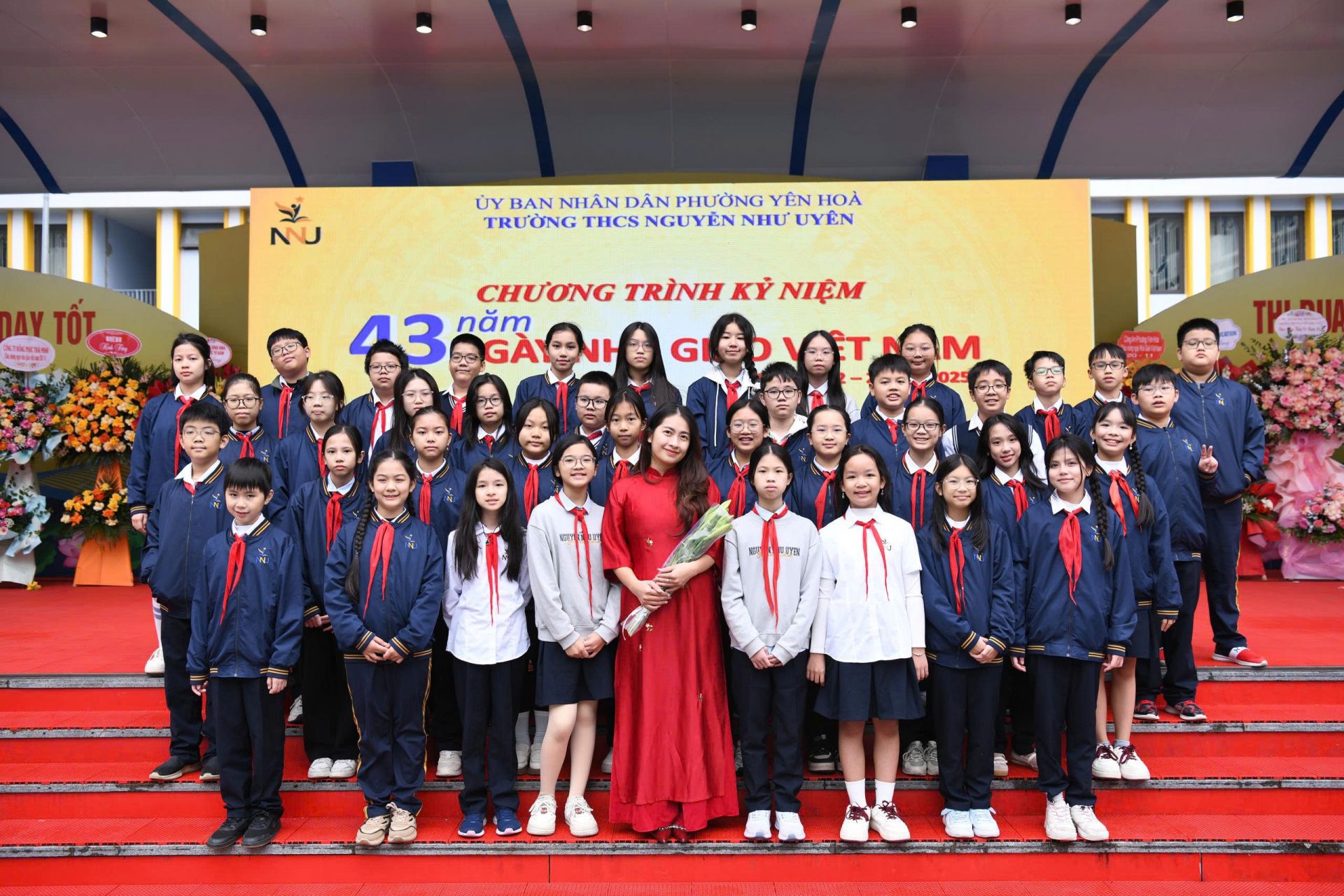 Niềm vui của cô và trò lớp 6A5 trong ngày kỷ niệm 20/11.