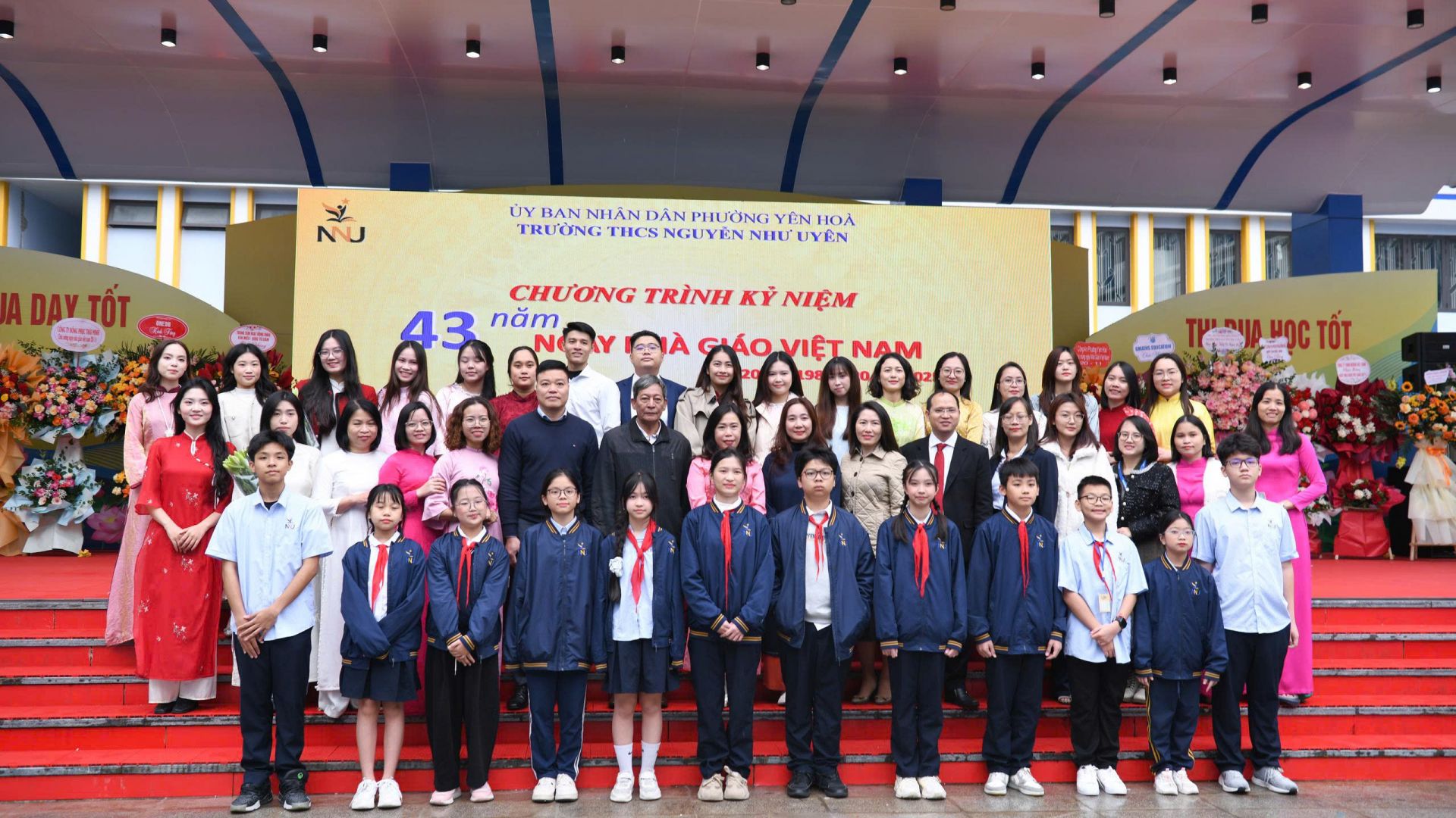 Cô và trò trường THCS Nguyễn Như Uyên trong Lễ kỷ niệm 20/11 đầu tiên.