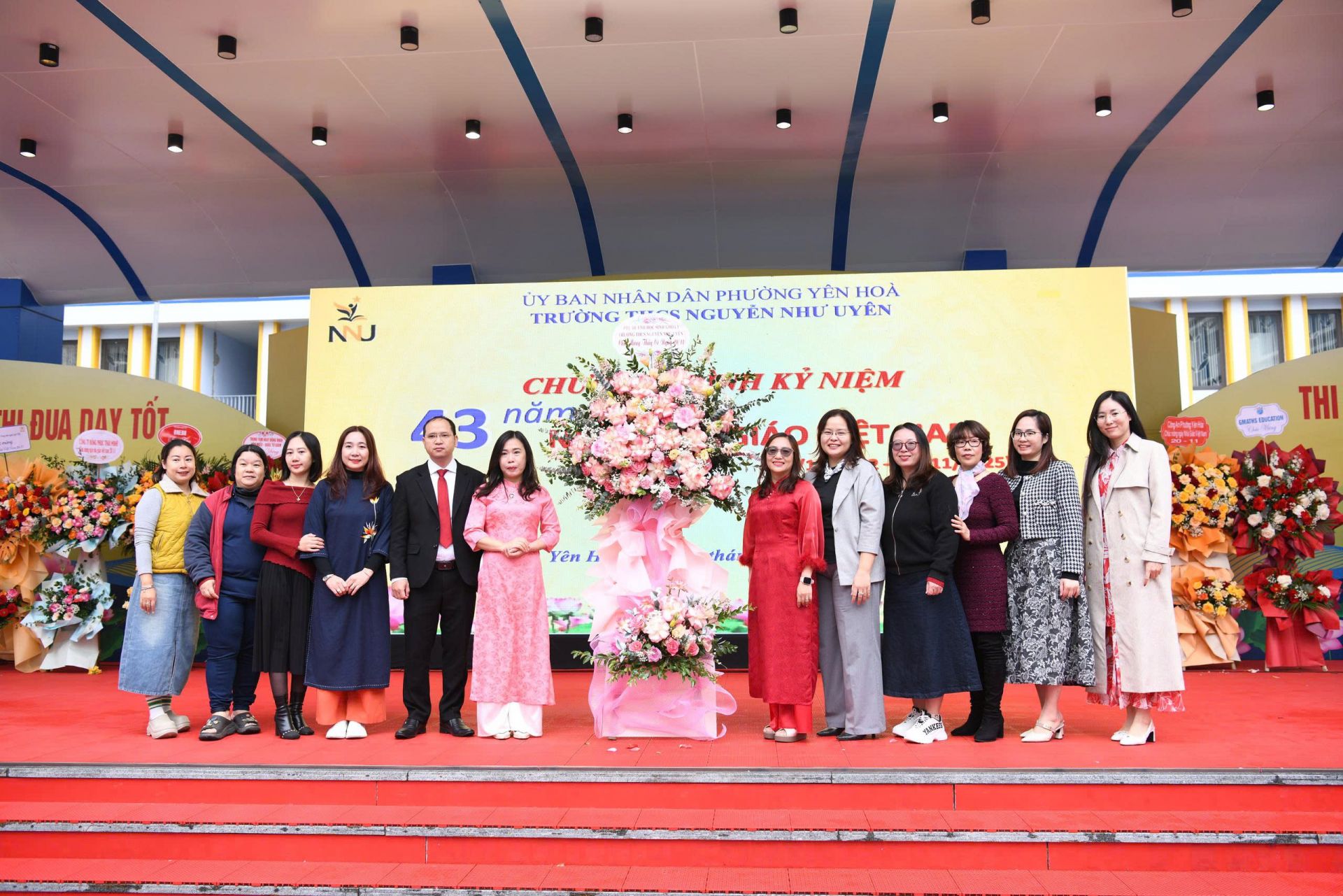 Lẵng hoa chúc mừng của Ban đại diện cha mẹ học sinh gửi đến các thầy cô trong ngày 20/11.