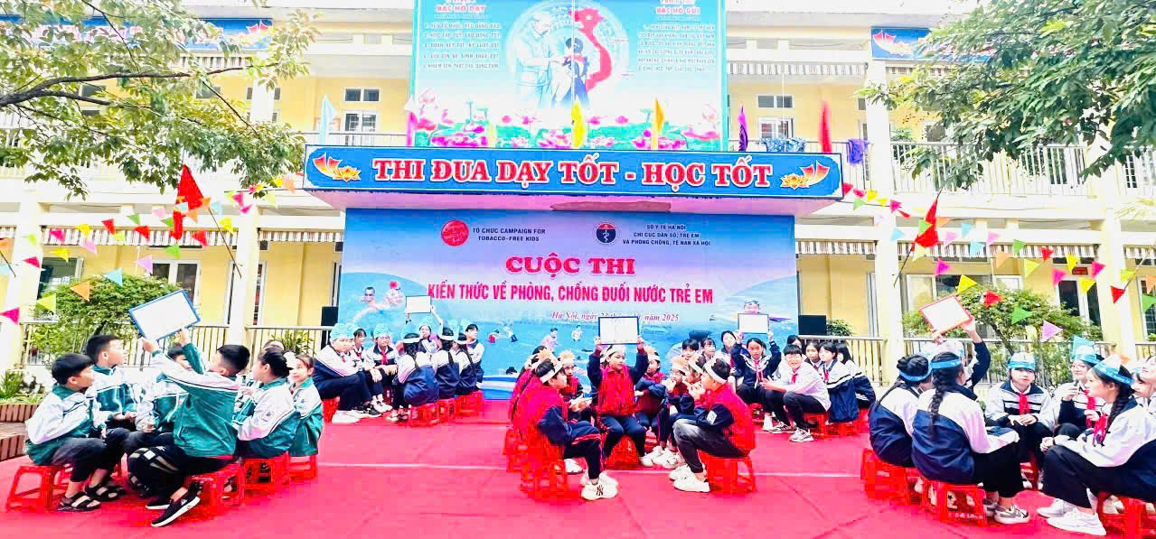 Các bạn học sinh tham gia tranh tài hiểu biết tại cuộc thi kiến thức về phòng chống đuối nước trẻ em.