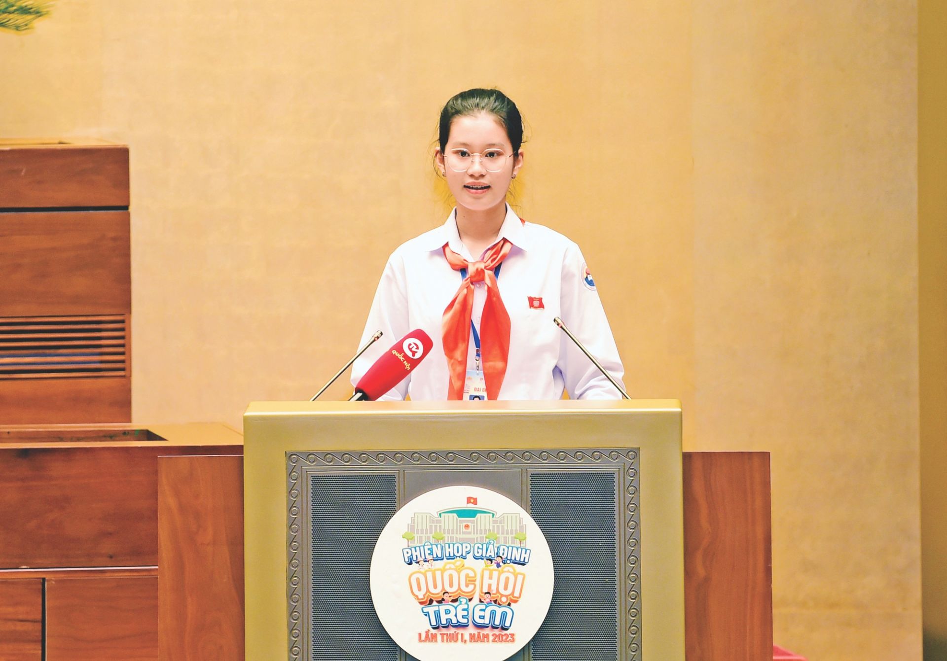 Đặng Cát Tiên trong vai trò Chủ tịch Quốc hội trẻ em giả định.