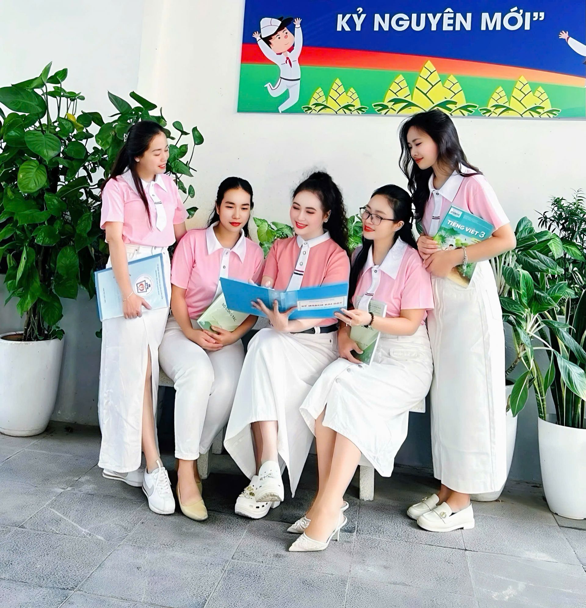 Với đồng nghiệp, cô vừa là người thầy vừa là người chị luôn lắng nghe và giúp đỡ.
