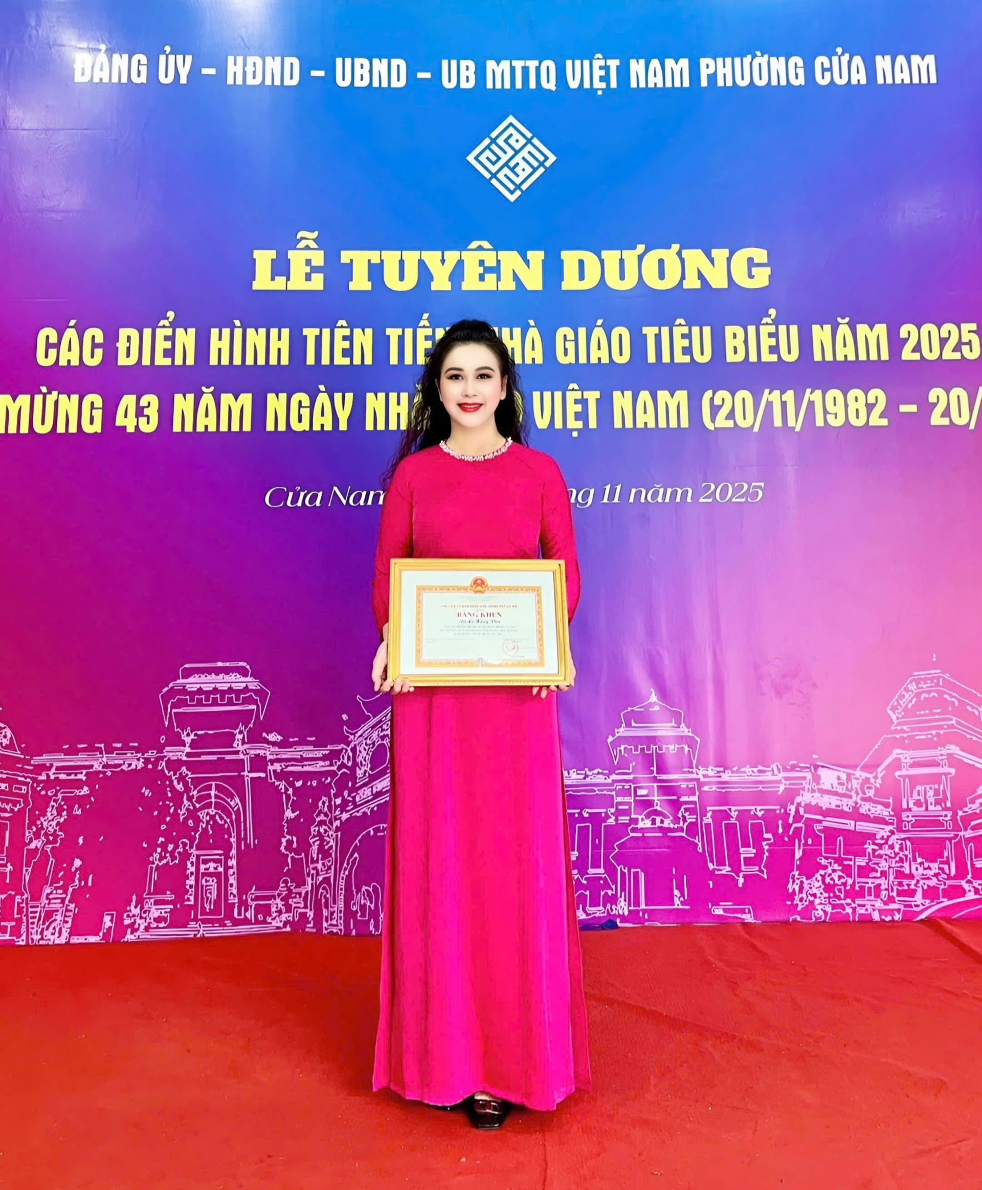 Cô Hồng Vân nhận Bằng khen Nhà giáo tiêu biểu năm 2025 của Chủ tịch UBND TP. Hà Nội trao tặng.