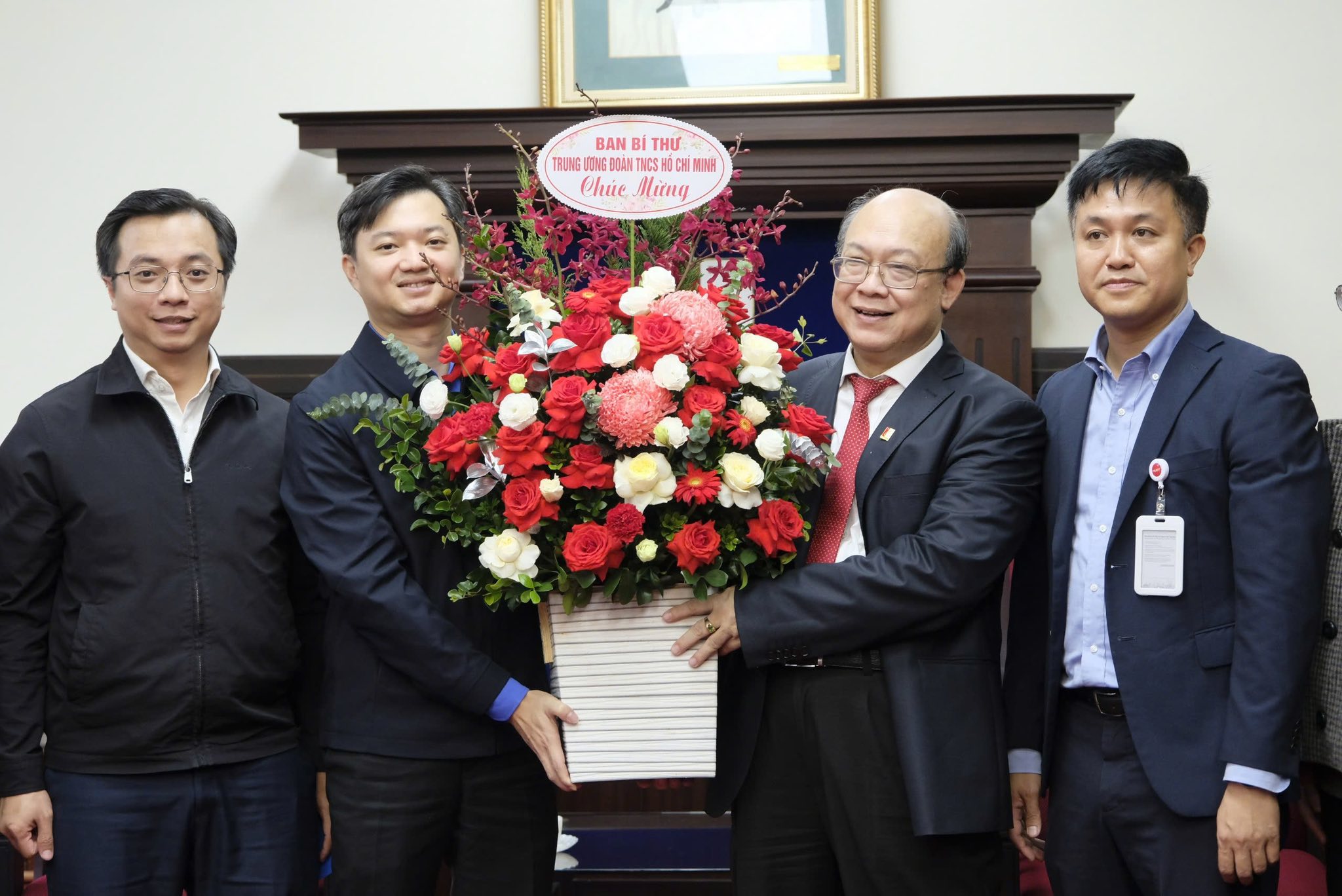 Anh Nguyễn Minh Triết tặng hoa chúc mừng Đại học Bách khoa Hà Nội nhân dịp 20/11.