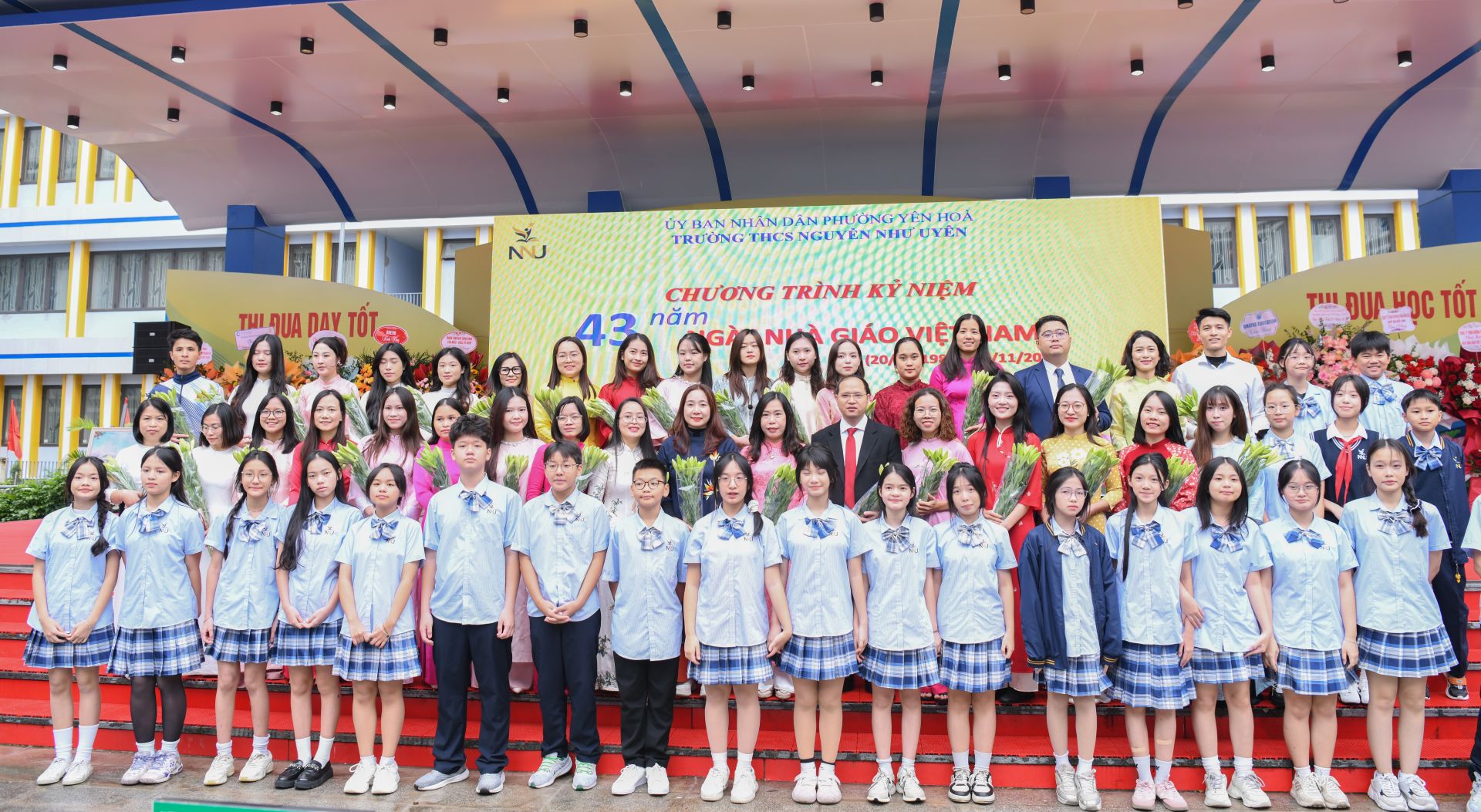 Những bó hoa thay lời cảm ơn được học trò gửi tặng thầy cô.