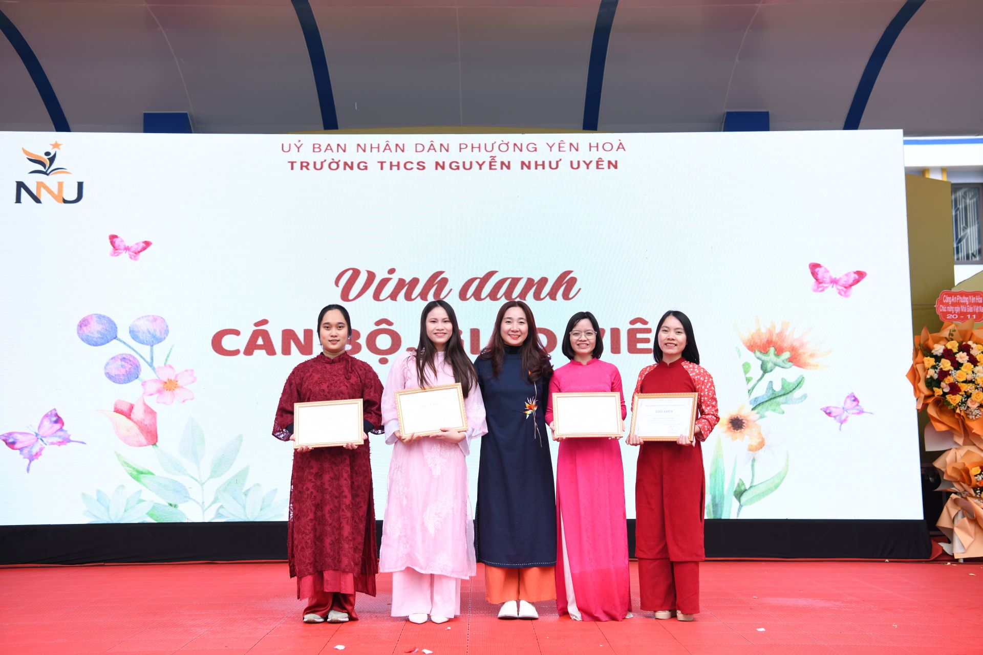 Các thầy cô của nhà trường vinh dự nhận Bằng khen của Bộ GD&ĐT, Chủ tịch UBND TP. Hà Nội; có thành tích xuất sắc trong giảng dạy được tuyên dương tại buổi lễ.