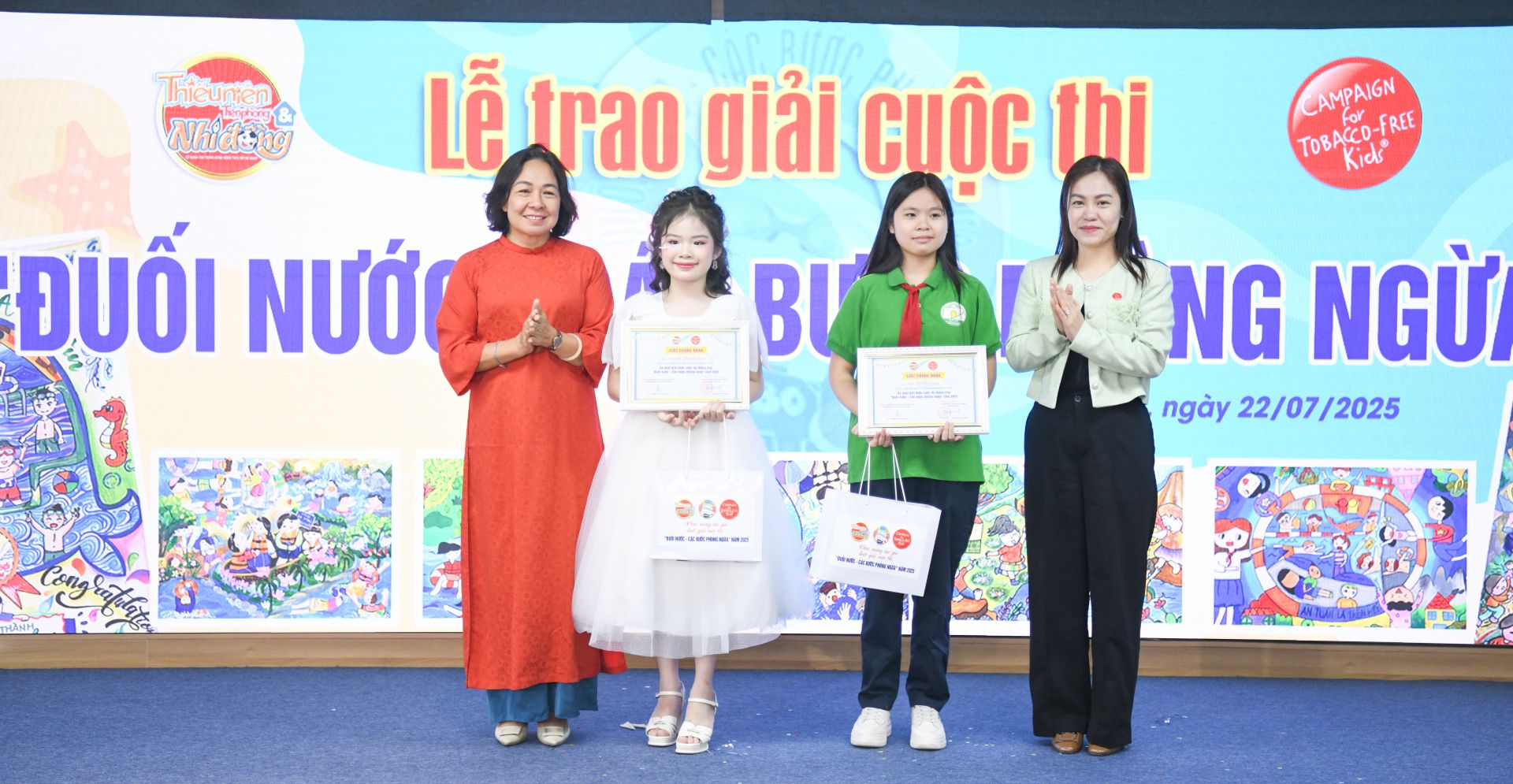 Nhà báo Đỗ Thị Thanh Bình trao giải cho các học sinh đoạt giải cuộc thi tìm hiểu về đuối nước.