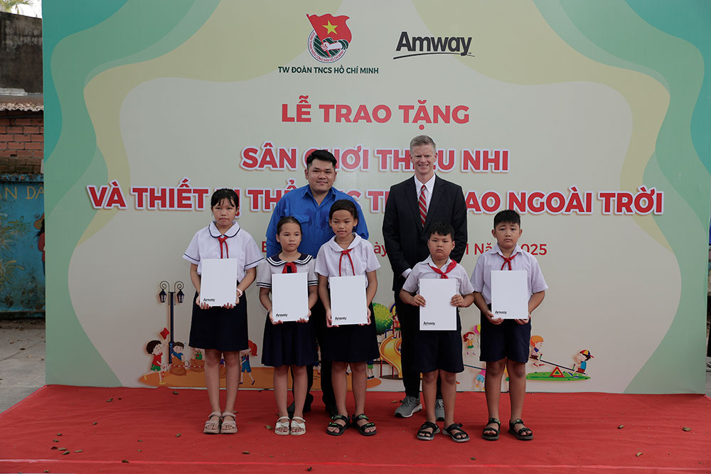 Các bạn học sinh có hoàn cảnh khó khăn, nỗ lực vươn lên trong học tập nhận học bổng của chương trình.